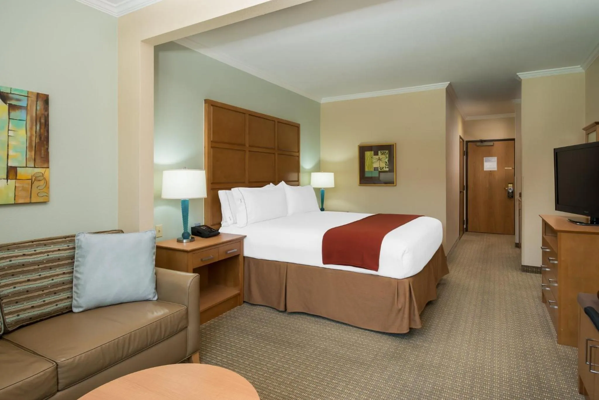Photo of the whole room, Bed in Holiday Inn Express & Suites Santa Clara - Silicon Valley by IHG