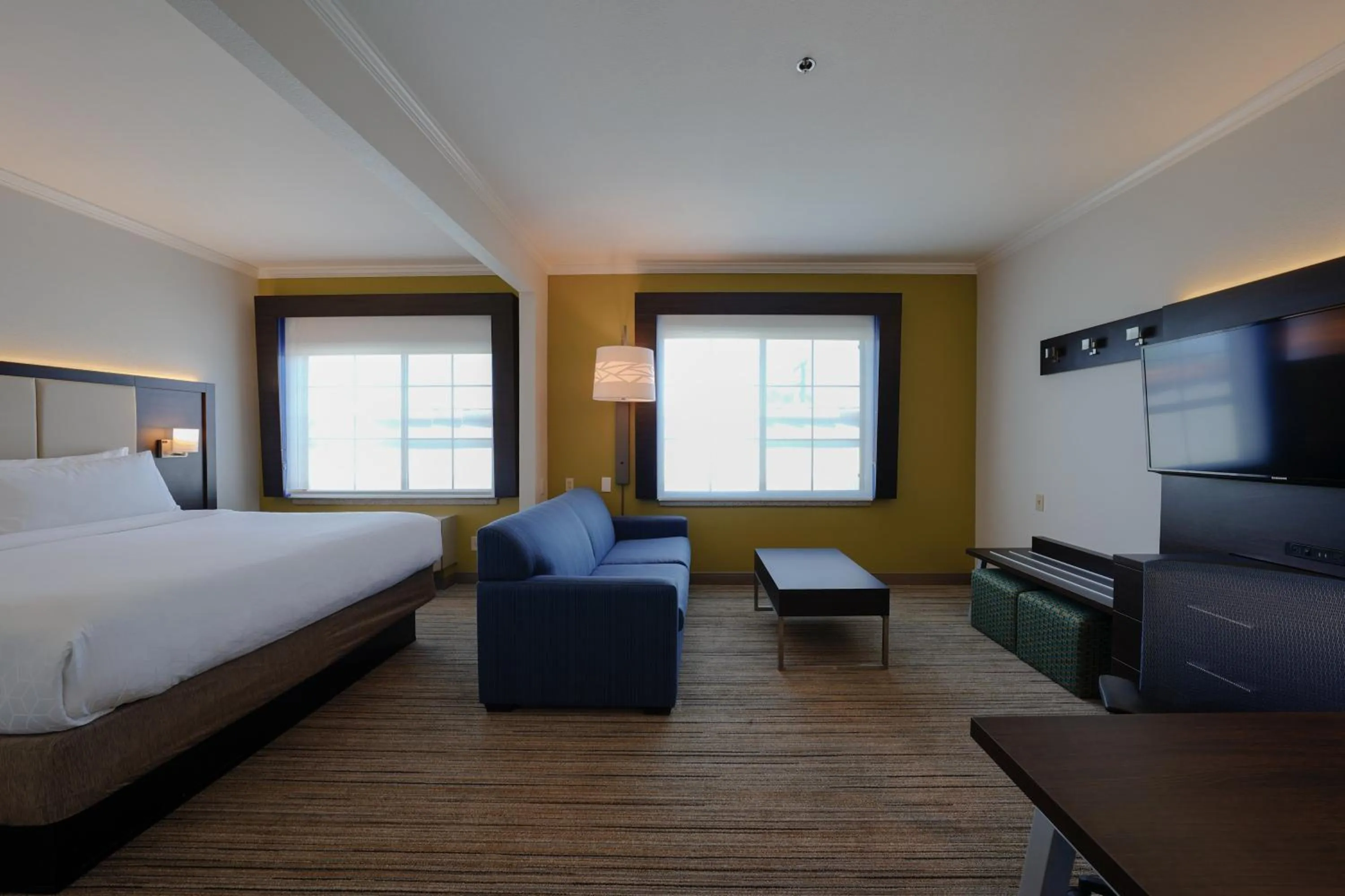 Photo of the whole room, Bed in Holiday Inn Express & Suites Santa Clara - Silicon Valley by IHG