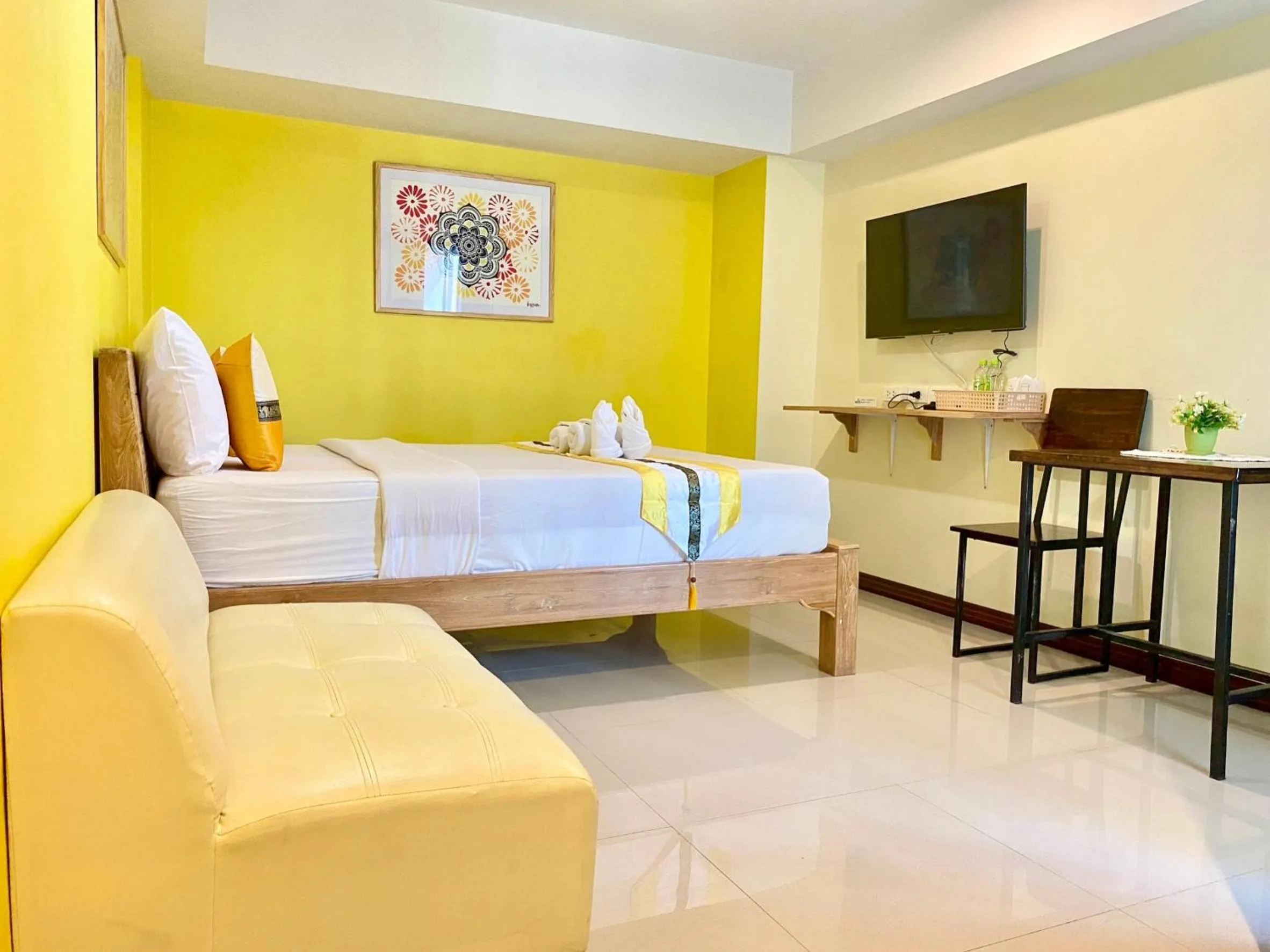 Photo of the whole room, Bed in Chinda Boutique Hotel