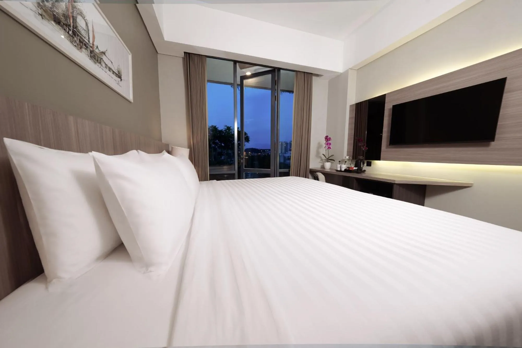 Bedroom, Bed in Aston Inn Mataram