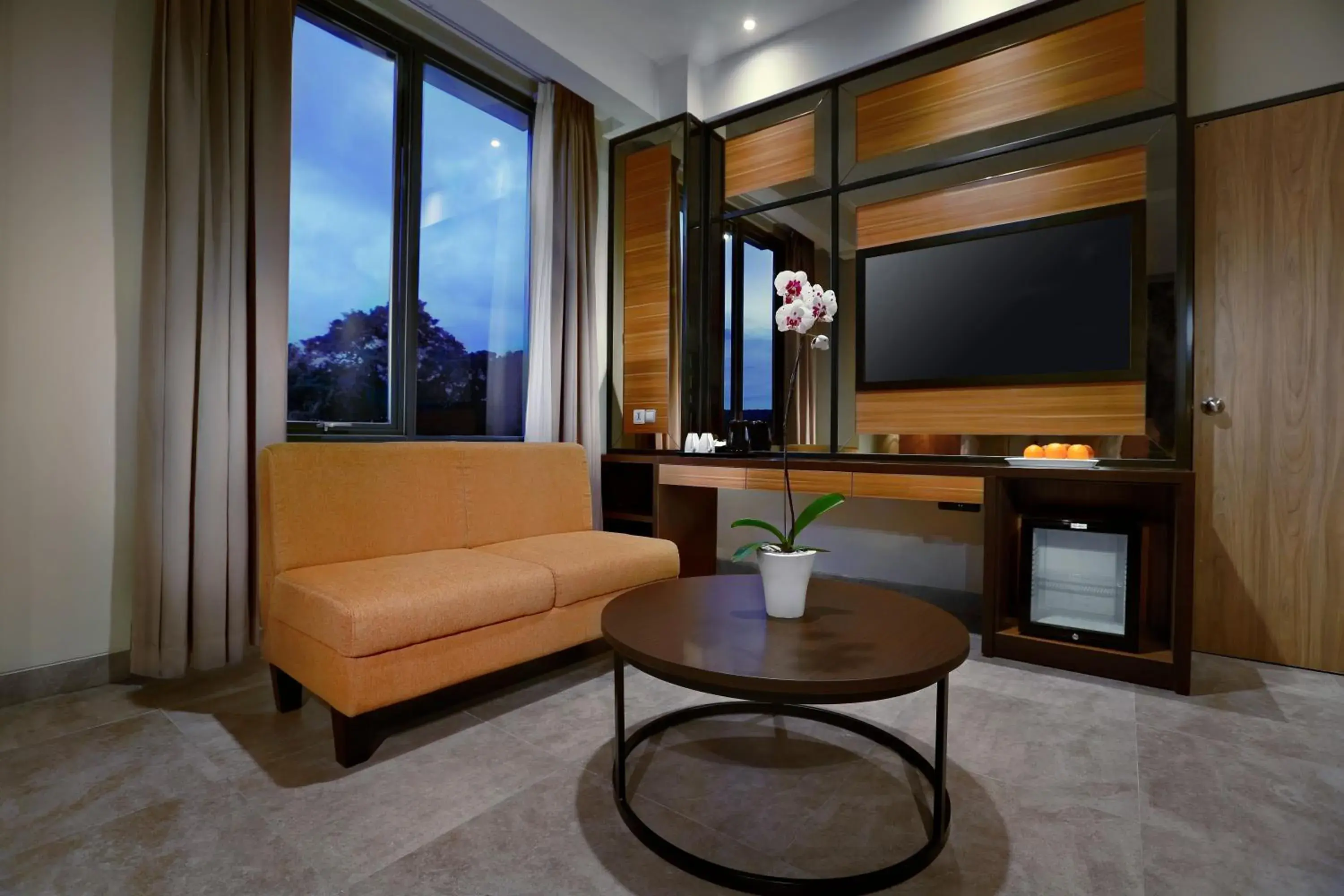 Bedroom, TV/Entertainment Center in ASTON Inn Mataram