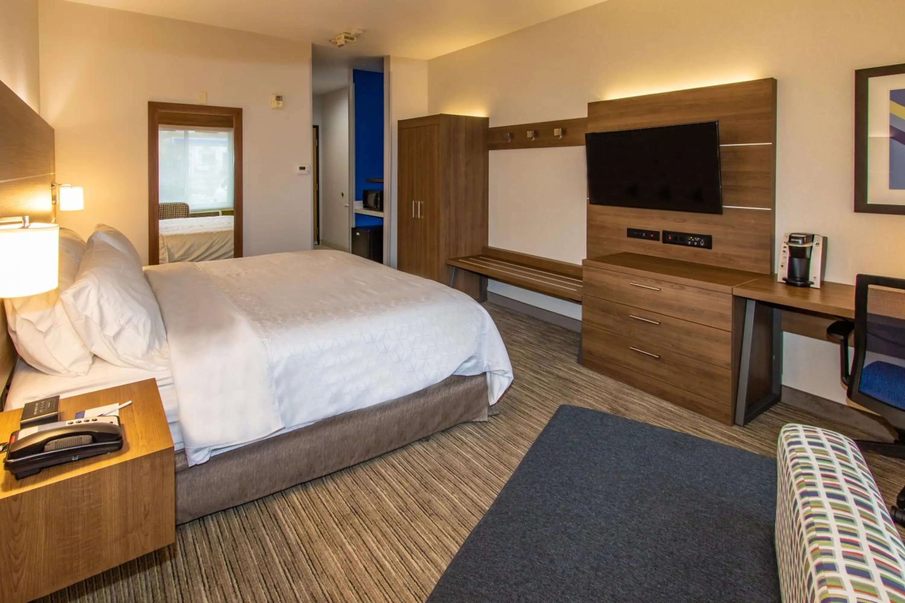 Photo of the whole room, Bed in Holiday Inn Express Hotel & Suites Roseville - Galleria Area by IHG