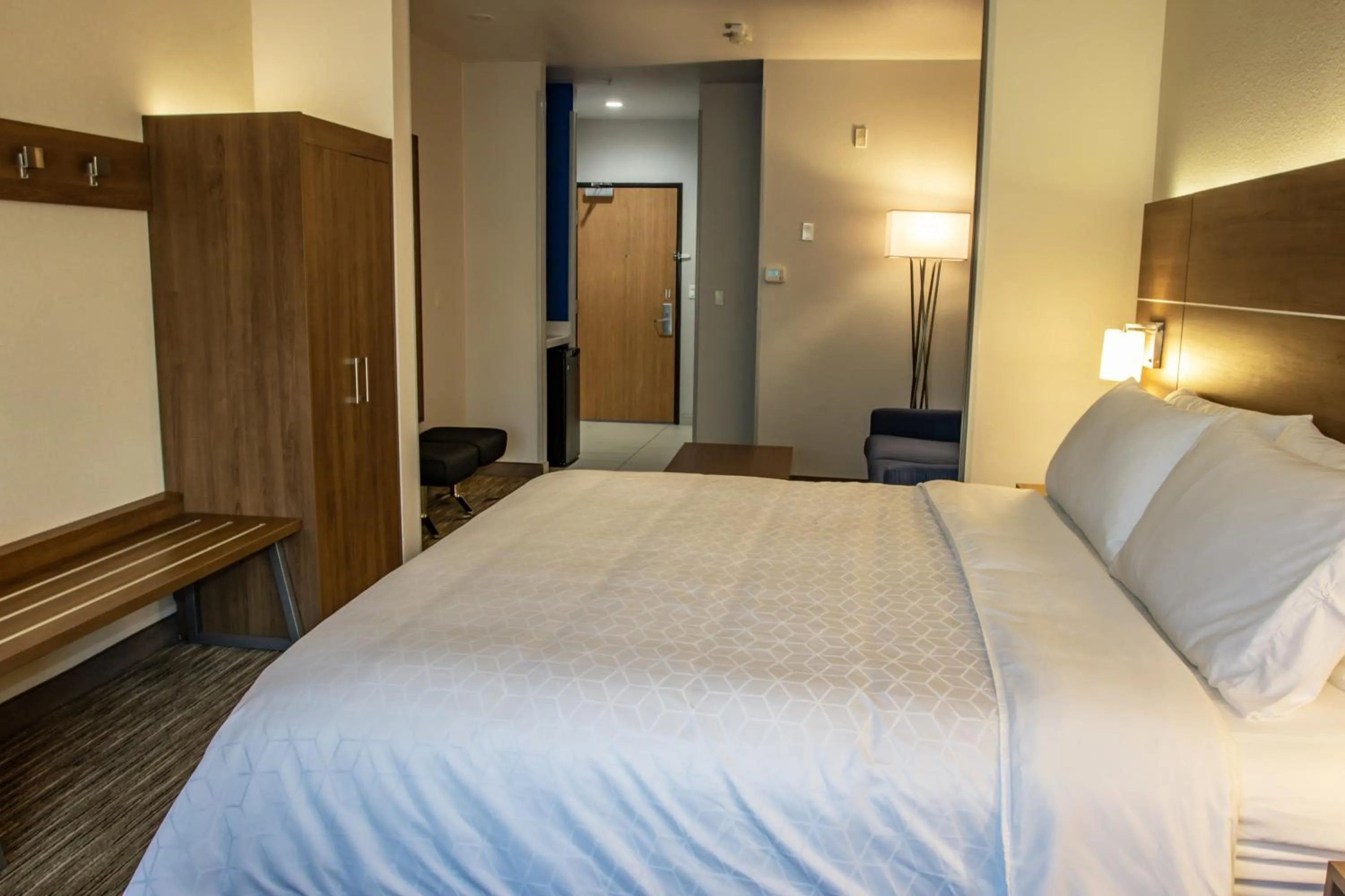 Photo of the whole room, Bed in Holiday Inn Express Hotel & Suites Roseville - Galleria Area by IHG