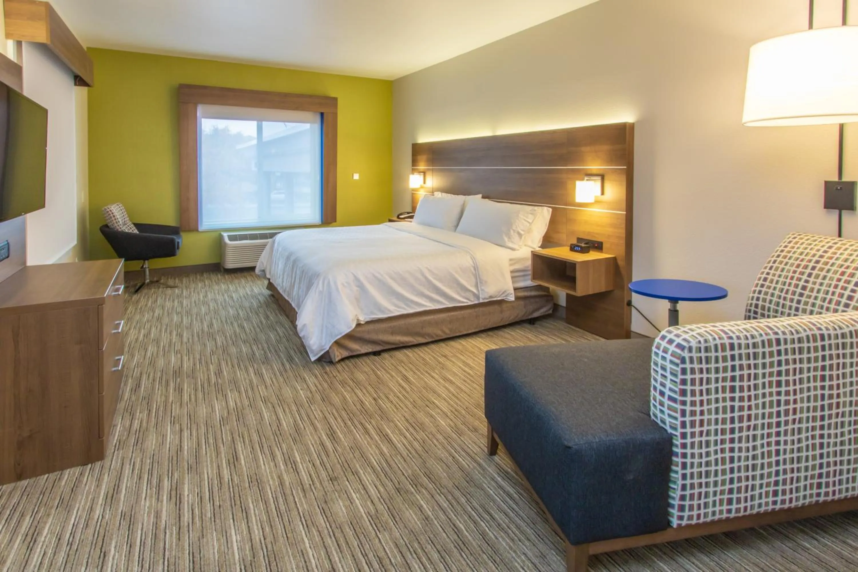 Photo of the whole room, Bed in Holiday Inn Express Hotel & Suites Roseville - Galleria Area by IHG
