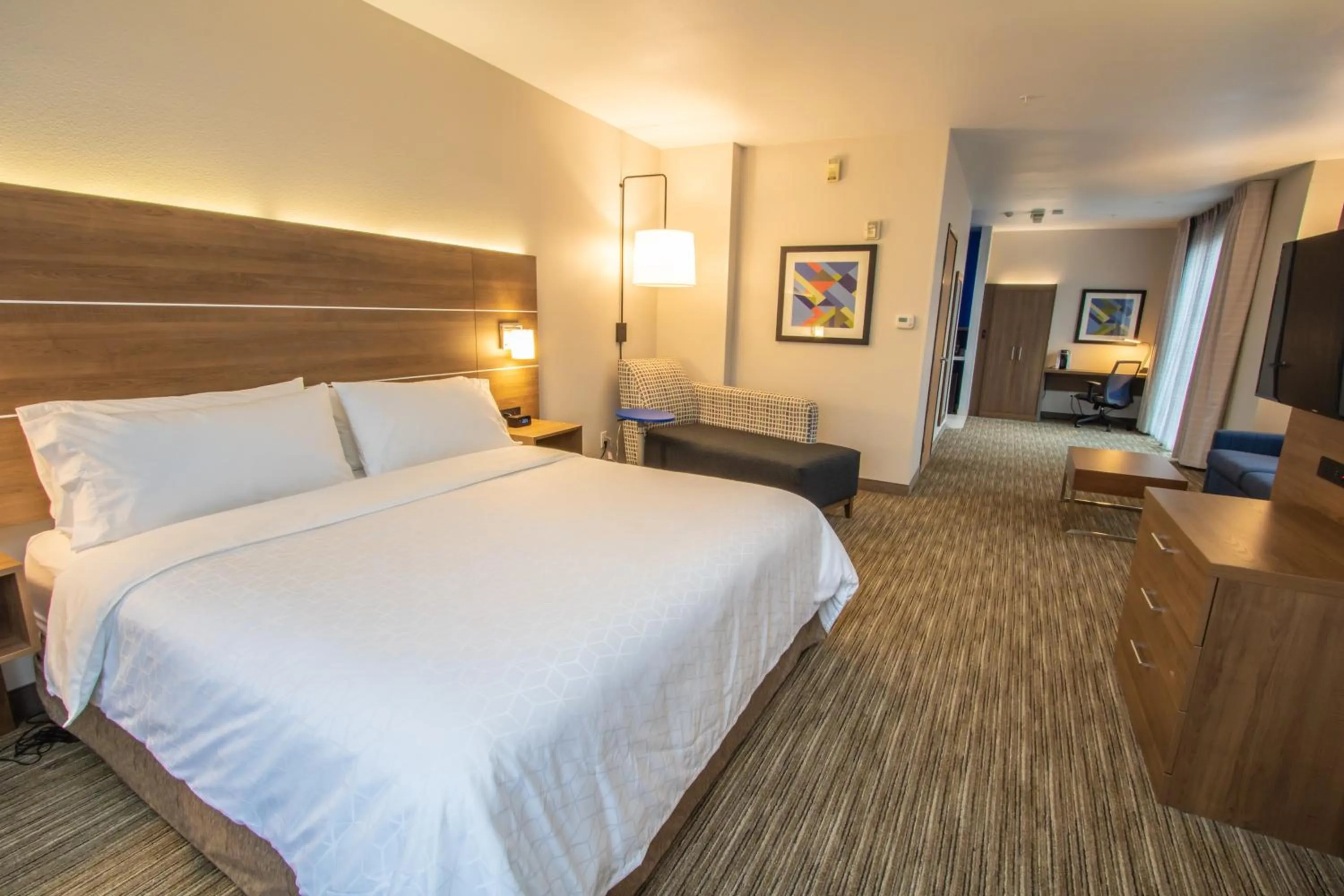 Photo of the whole room, Bed in Holiday Inn Express Hotel & Suites Roseville - Galleria Area by IHG