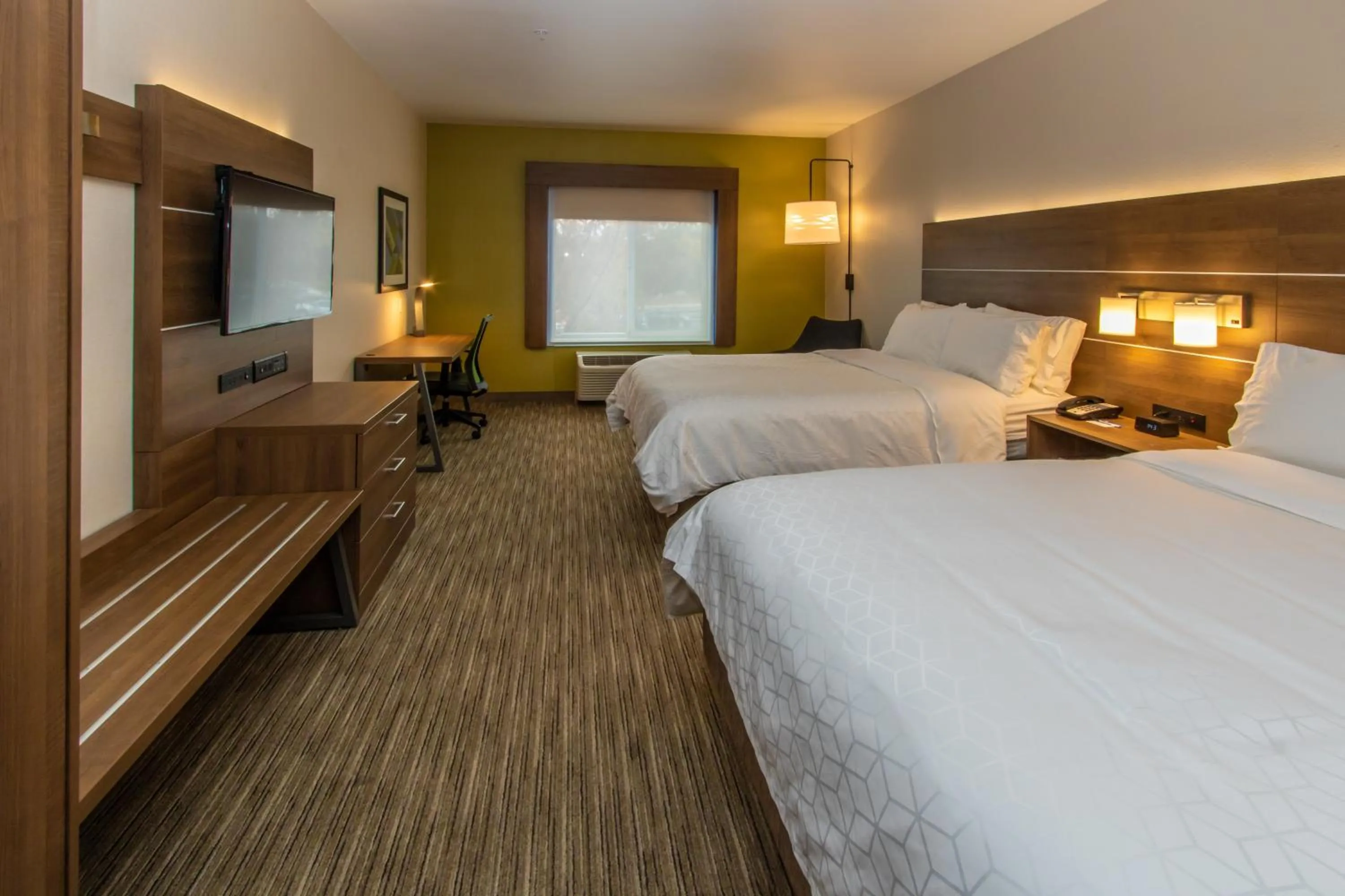 Photo of the whole room, Bed in Holiday Inn Express Hotel & Suites Roseville - Galleria Area by IHG