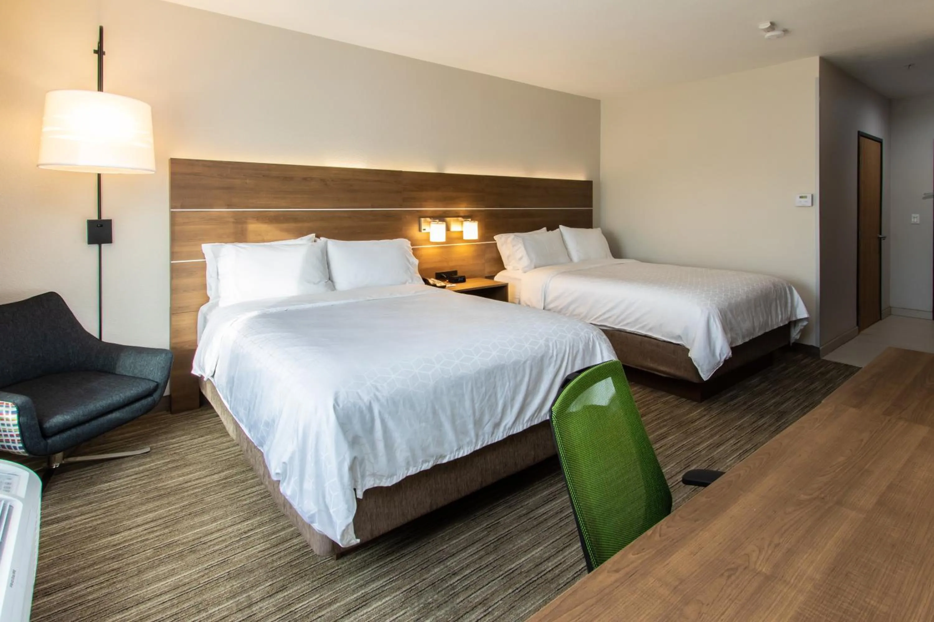 Photo of the whole room, Bed in Holiday Inn Express Hotel & Suites Roseville - Galleria Area by IHG