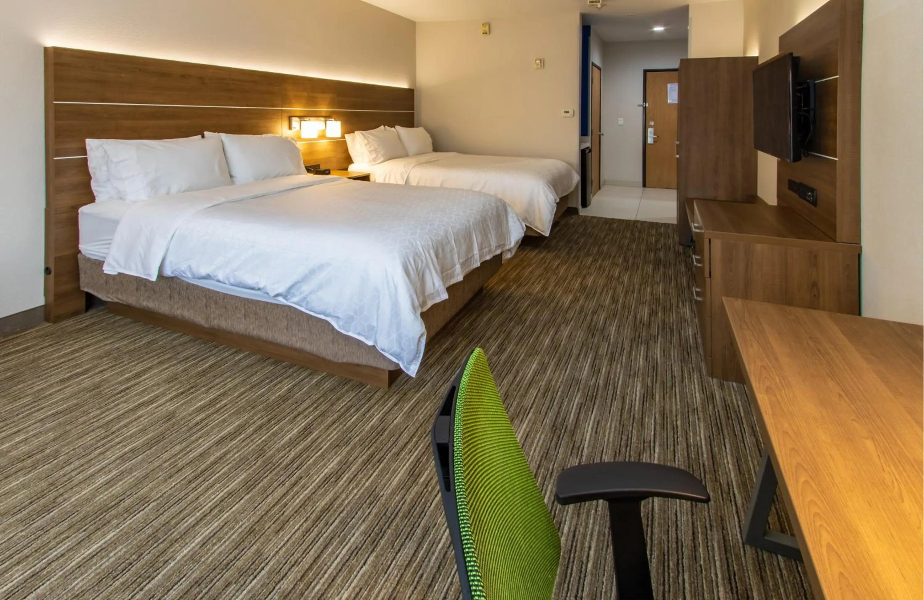 Photo of the whole room, Bed in Holiday Inn Express Hotel & Suites Roseville - Galleria Area by IHG
