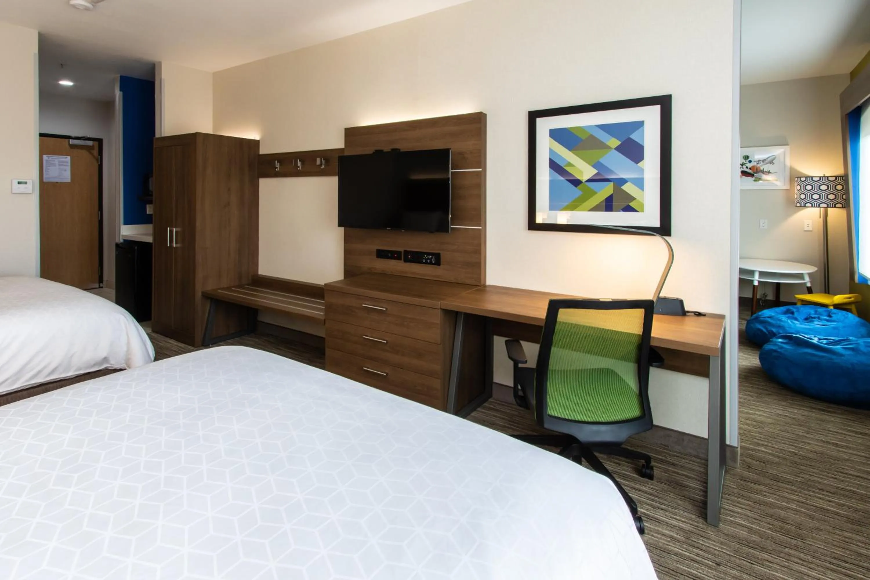 Photo of the whole room, Bed in Holiday Inn Express Hotel & Suites Roseville - Galleria Area by IHG