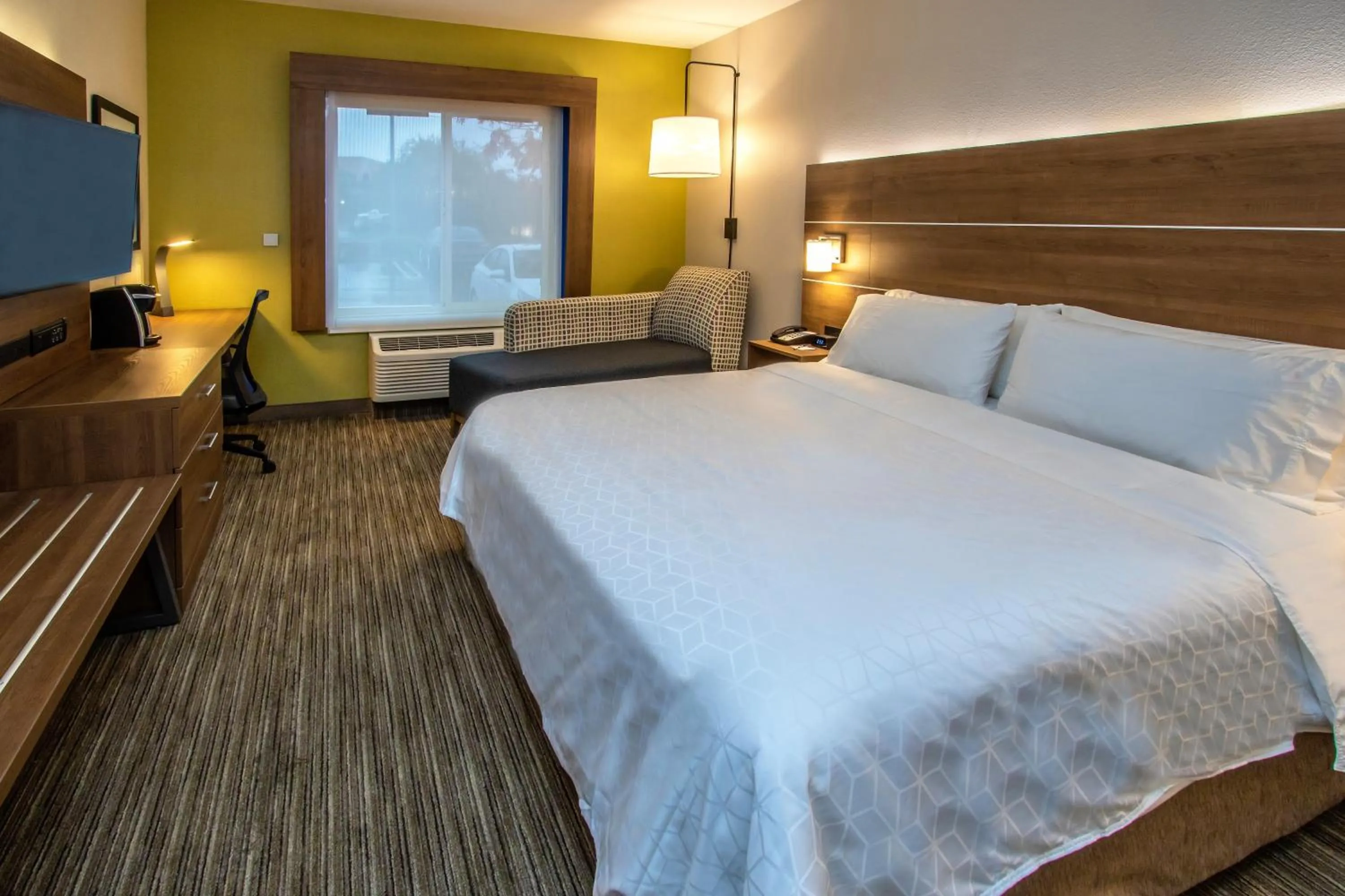 Photo of the whole room, Bed in Holiday Inn Express Hotel & Suites Roseville - Galleria Area by IHG