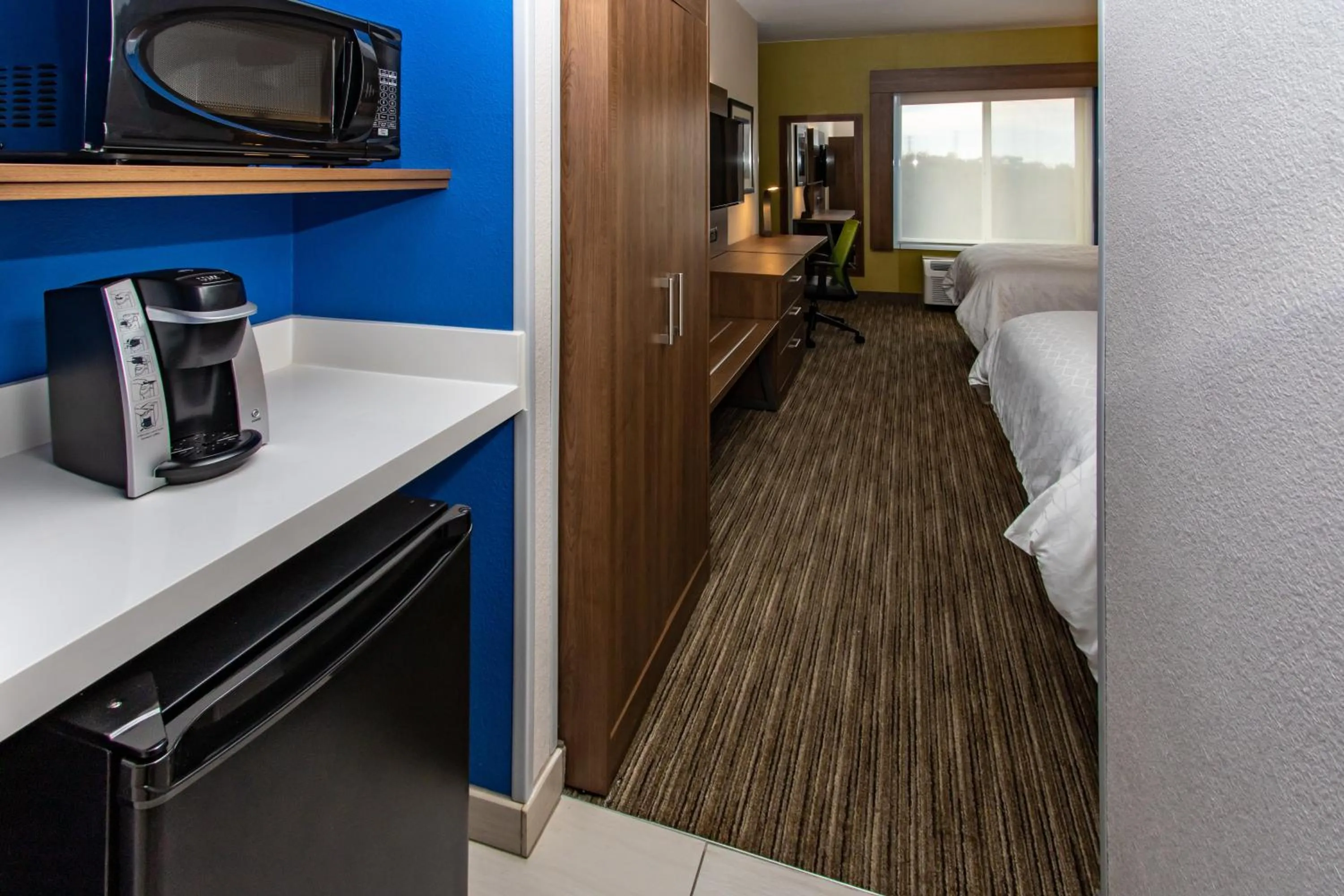 Photo of the whole room, Bed in Holiday Inn Express Hotel & Suites Roseville - Galleria Area by IHG