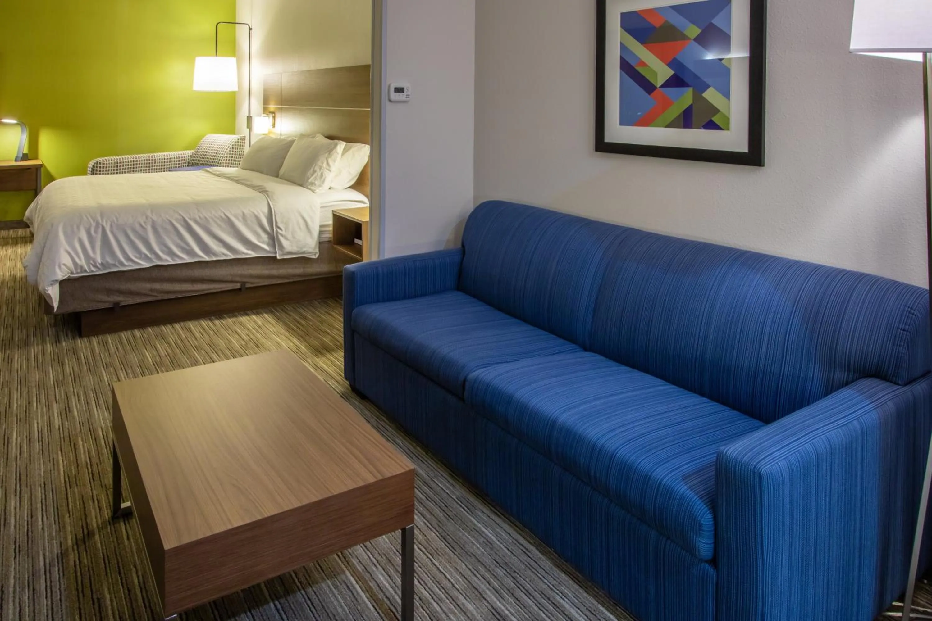 Photo of the whole room, Bed in Holiday Inn Express Hotel & Suites Roseville - Galleria Area by IHG