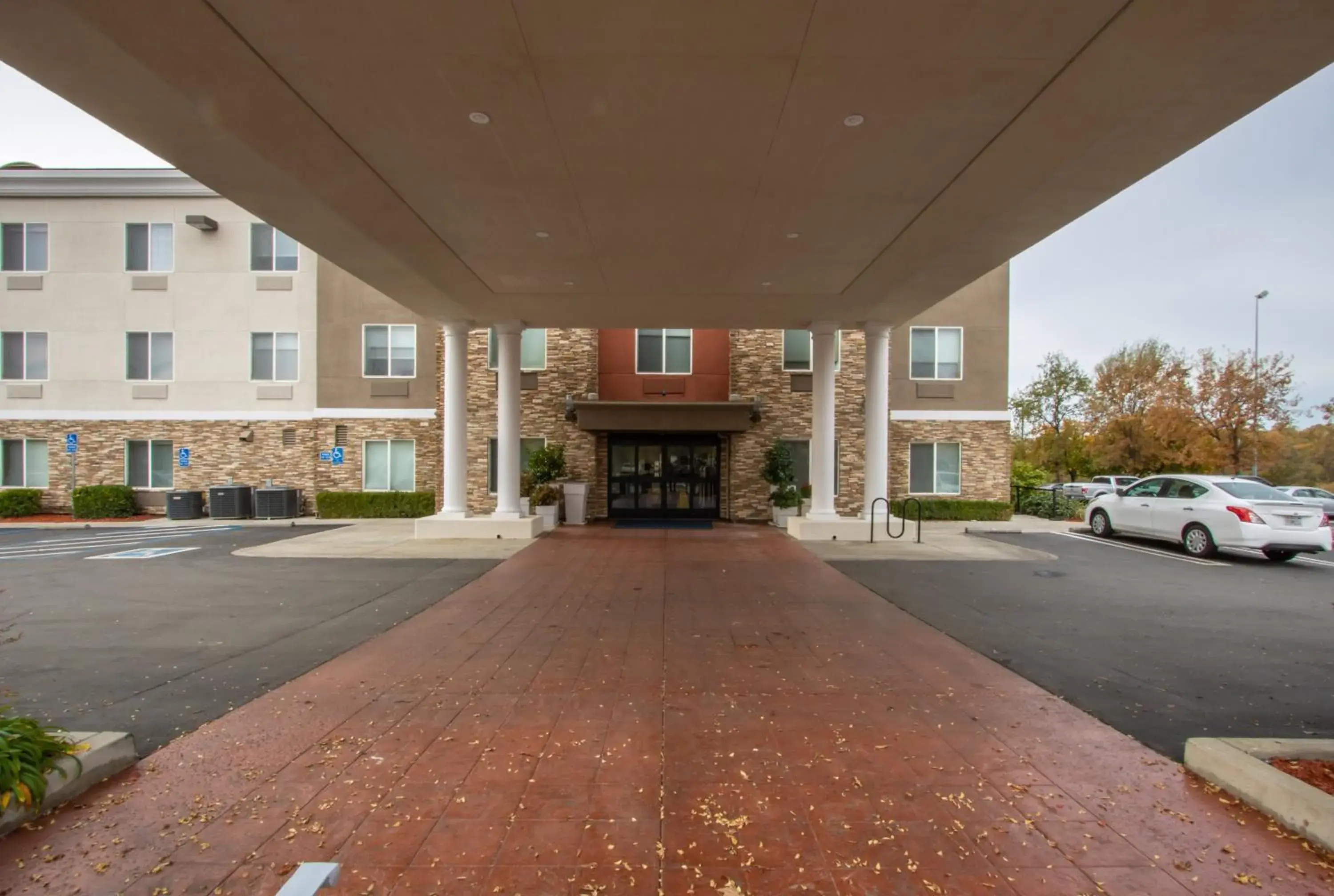 Property building in Holiday Inn Express Hotel & Suites Roseville - Galleria Area by IHG Property building in Holiday Inn Express Hotel & Suites Roseville - Galleria Area by IHG