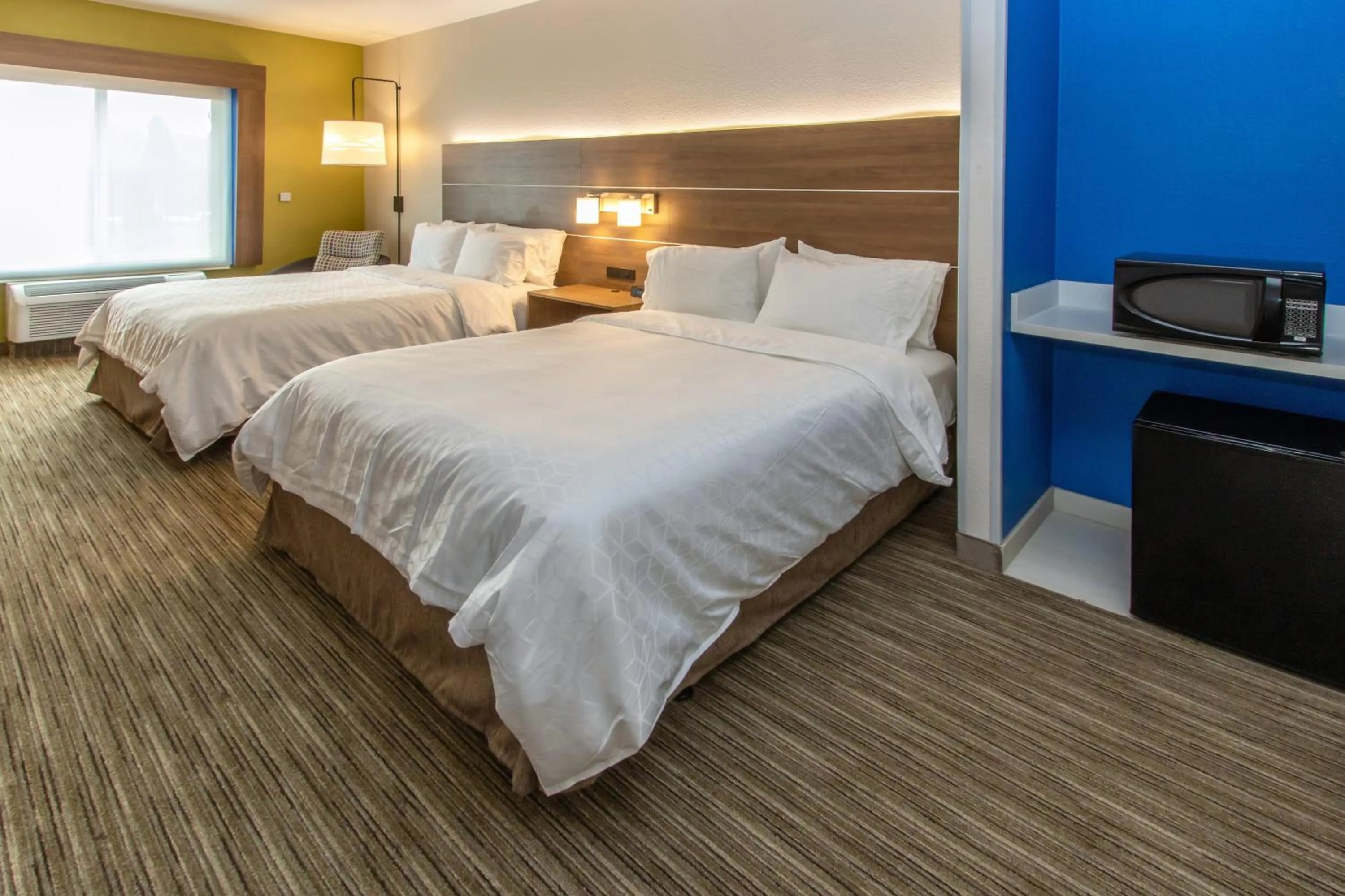 Photo of the whole room, Bed in Holiday Inn Express Hotel & Suites Roseville - Galleria Area by IHG