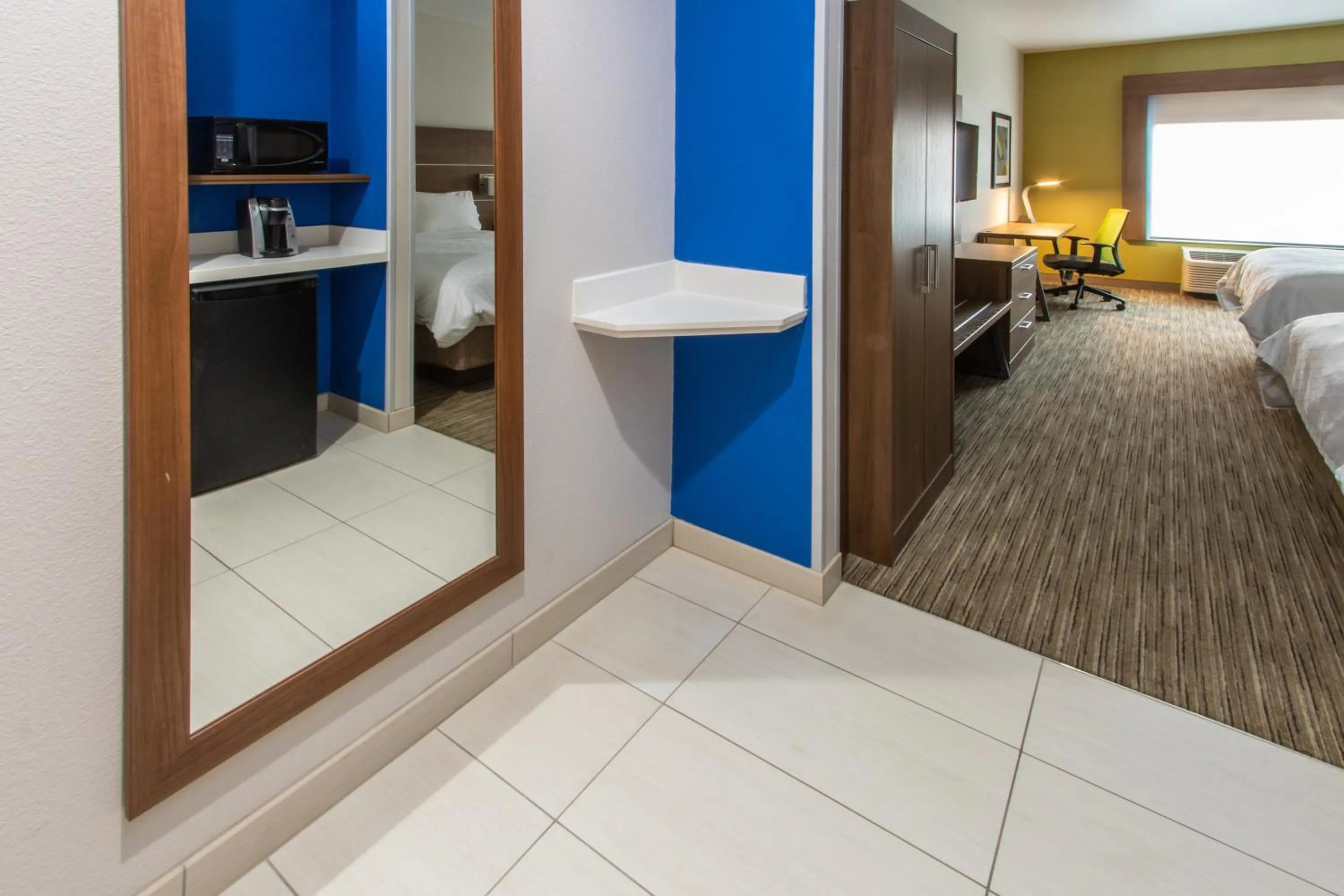 Photo of the whole room, Bed in Holiday Inn Express Hotel & Suites Roseville - Galleria Area by IHG