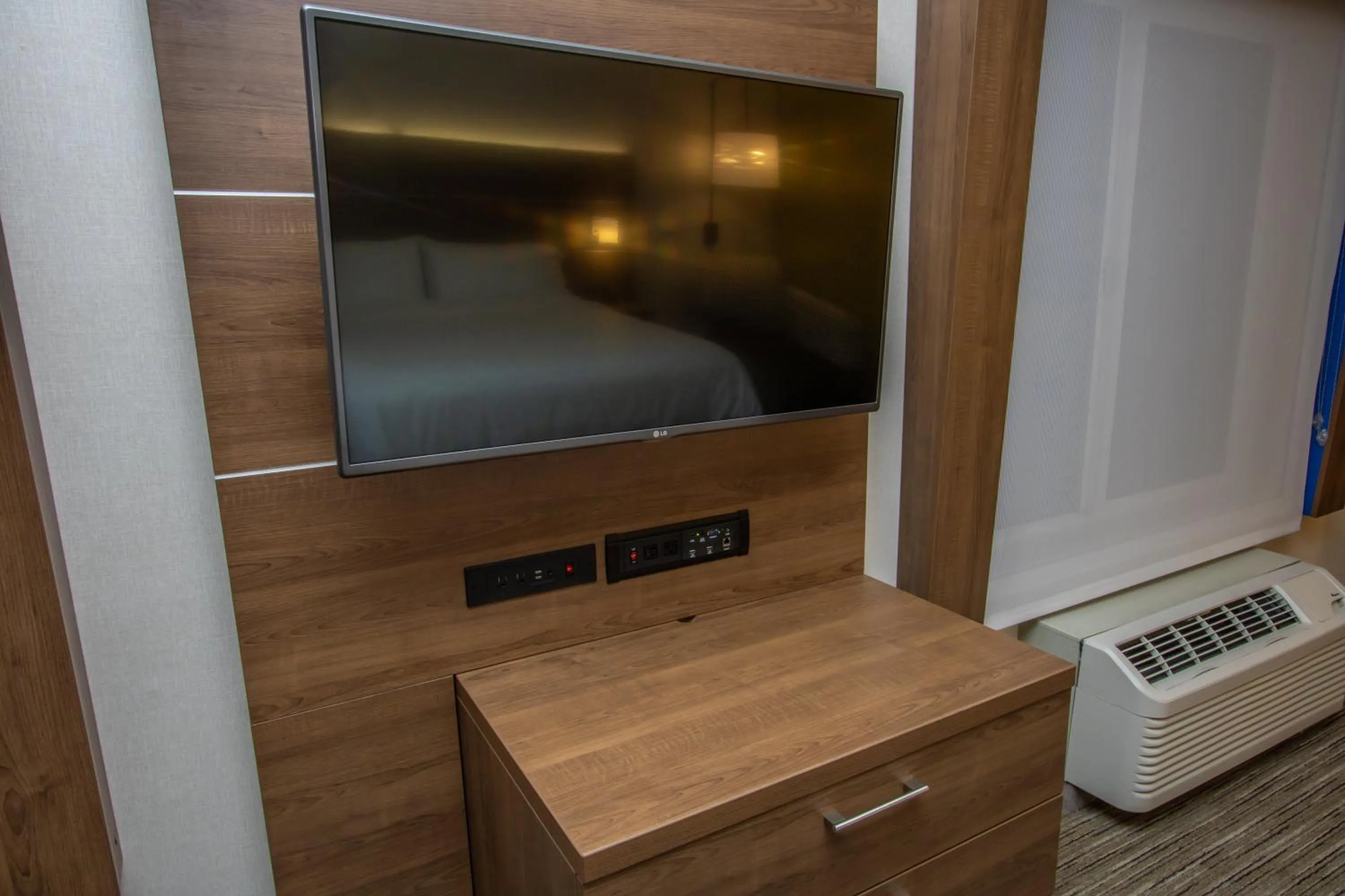 Photo of the whole room in Holiday Inn Express Hotel & Suites Roseville - Galleria Area by IHG