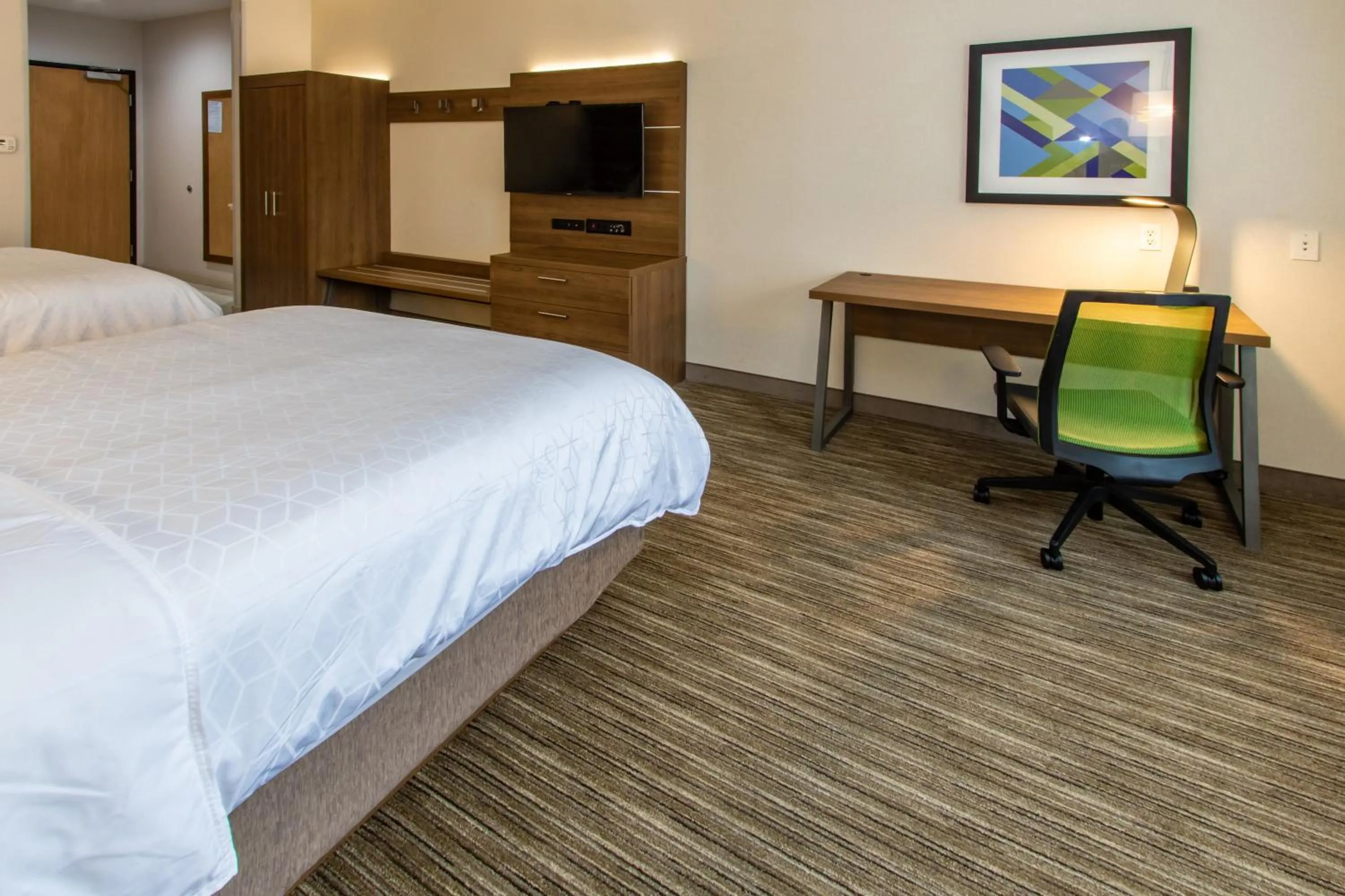 Photo of the whole room, Bed in Holiday Inn Express Hotel & Suites Roseville - Galleria Area by IHG