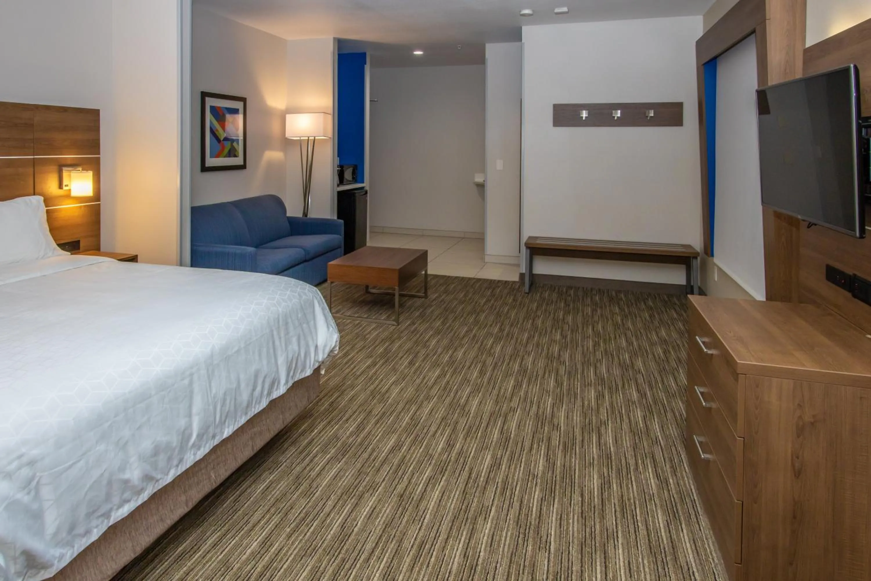 Photo of the whole room, Bed in Holiday Inn Express Hotel & Suites Roseville - Galleria Area by IHG
