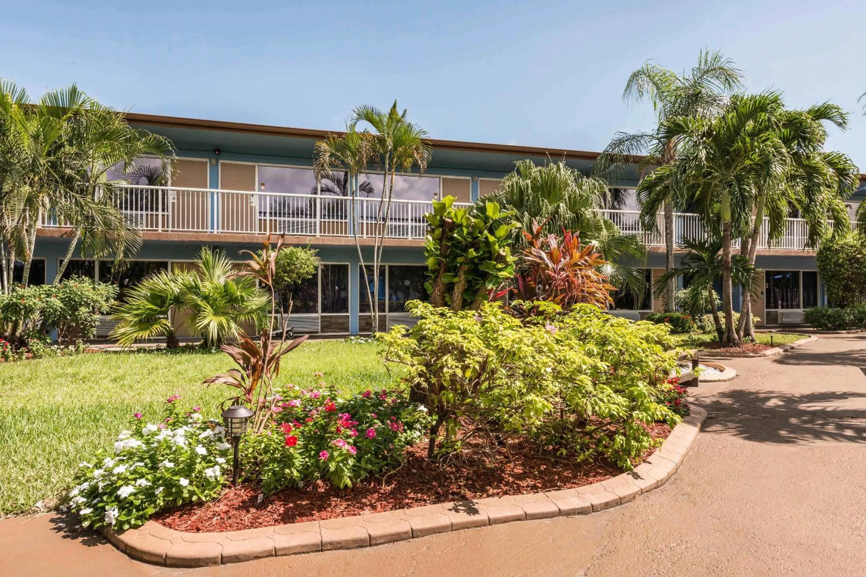 Property building in Rodeway Inn & Suites Fort Lauderdale Airport & Cruise Port