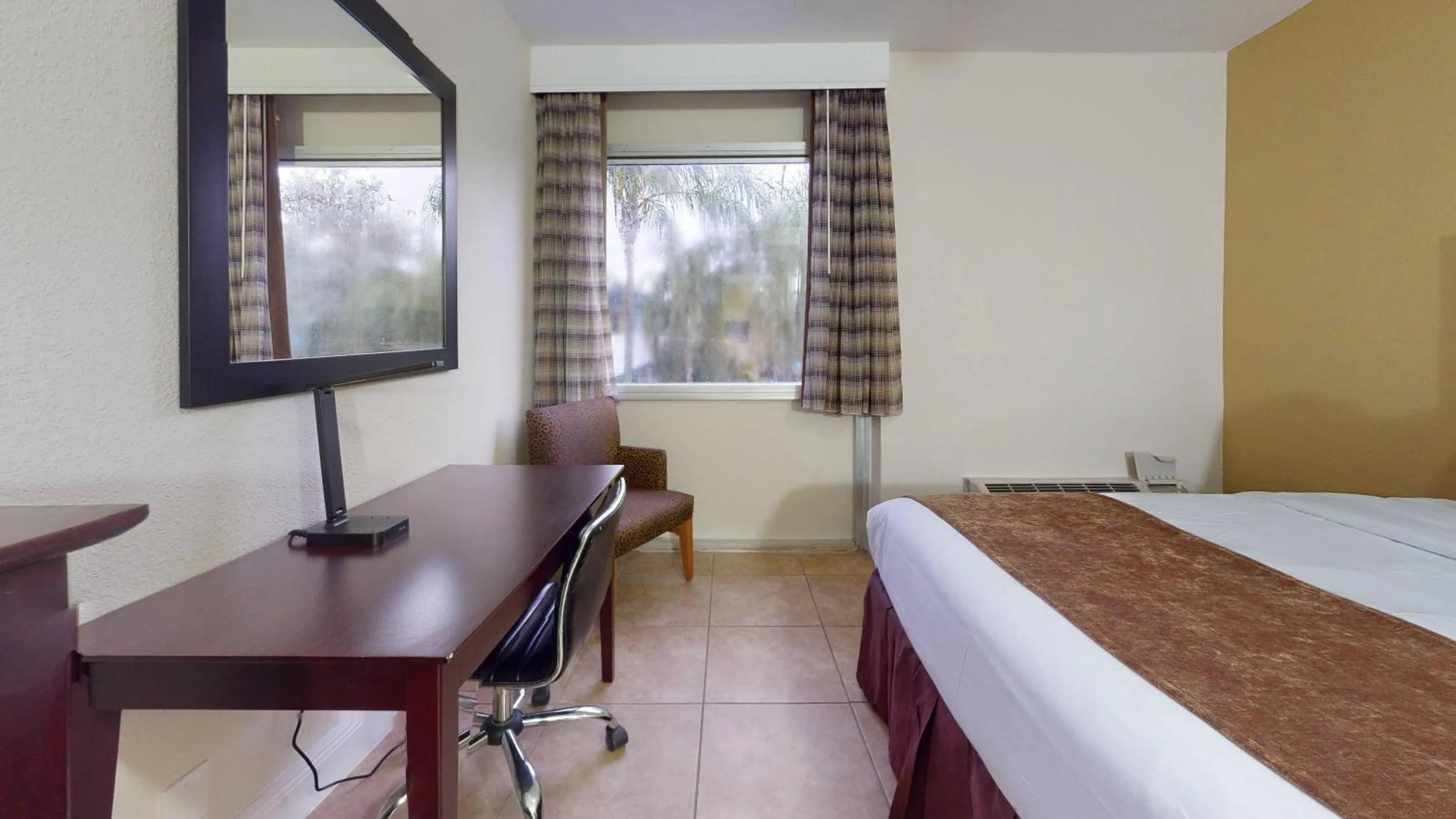 Bedroom, Bed in Rodeway Inn & Suites Fort Lauderdale Airport & Cruise Port