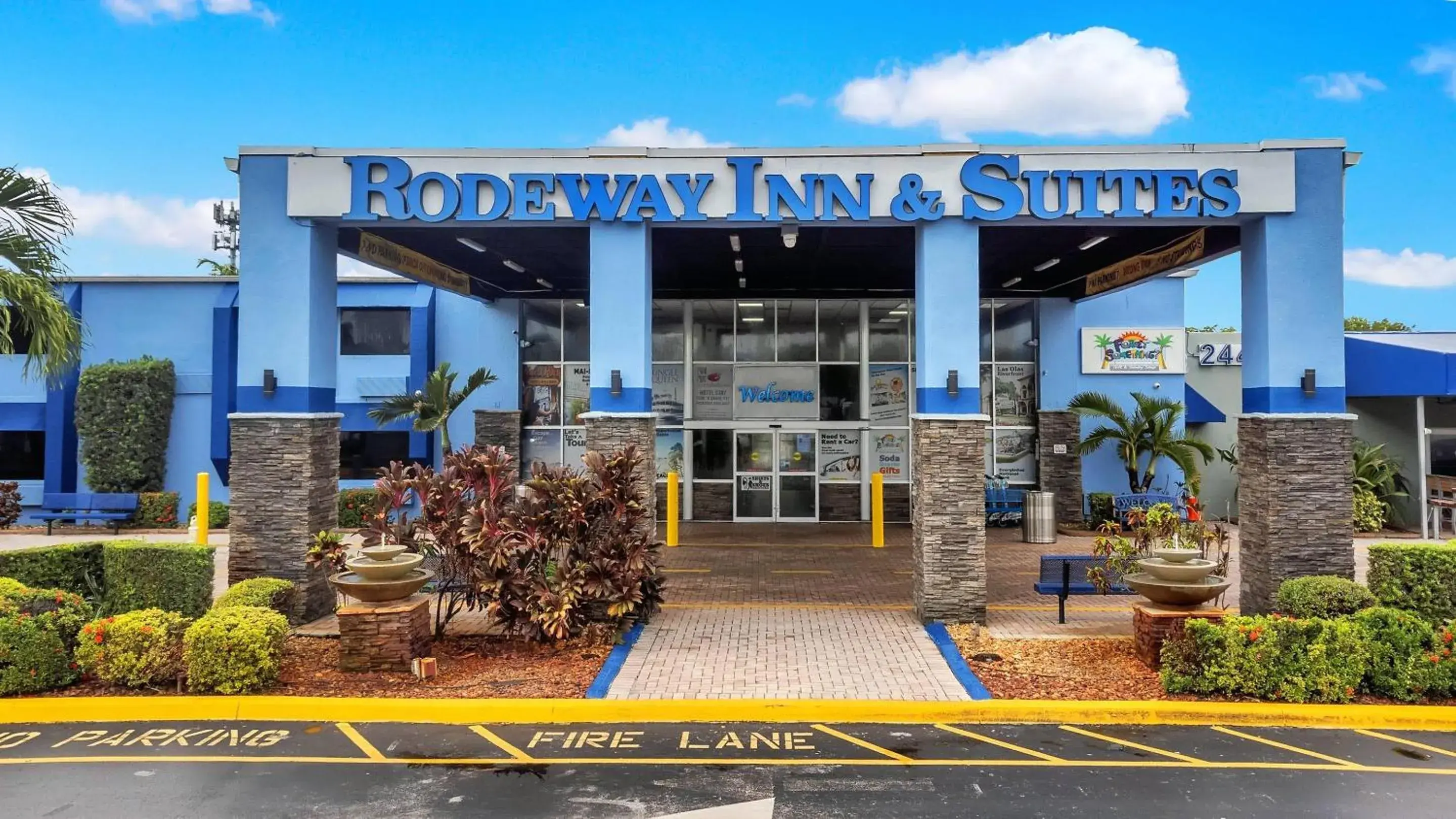 Property building in Rodeway Inn & Suites Fort Lauderdale Airport & Cruise Port Property building in Rodeway Inn & Suites Fort Lauderdale Airport & Cruise Port
