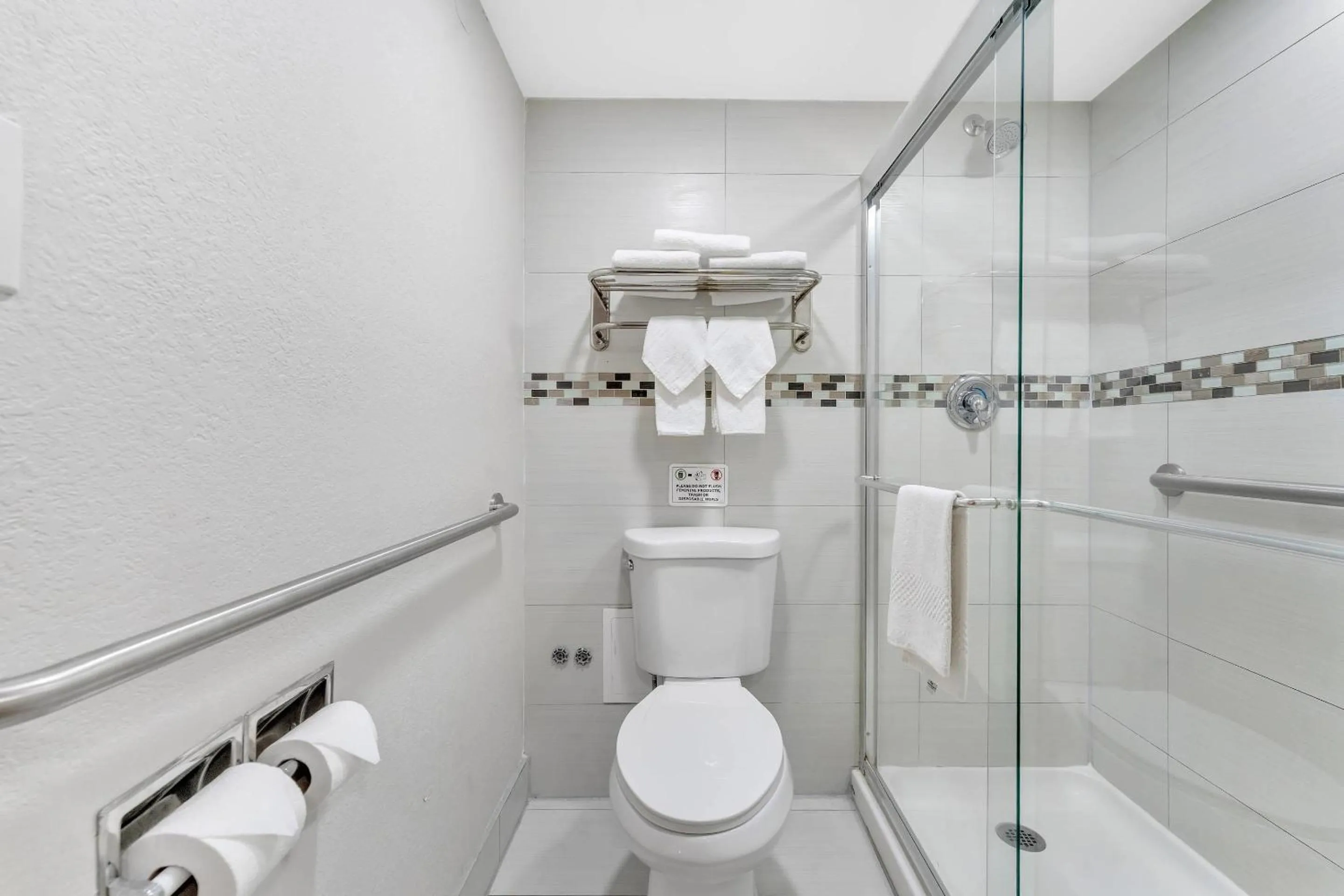 Bedroom in Rodeway Inn & Suites Fort Lauderdale Airport & Cruise Port