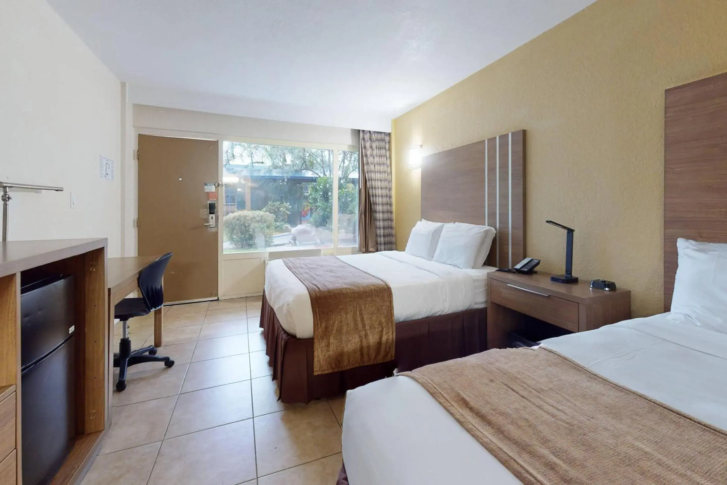 Bedroom, Bed in Rodeway Inn & Suites Fort Lauderdale Airport & Cruise Port Bedroom, Bed in Rodeway Inn & Suites Fort Lauderdale Airport & Cruise Port