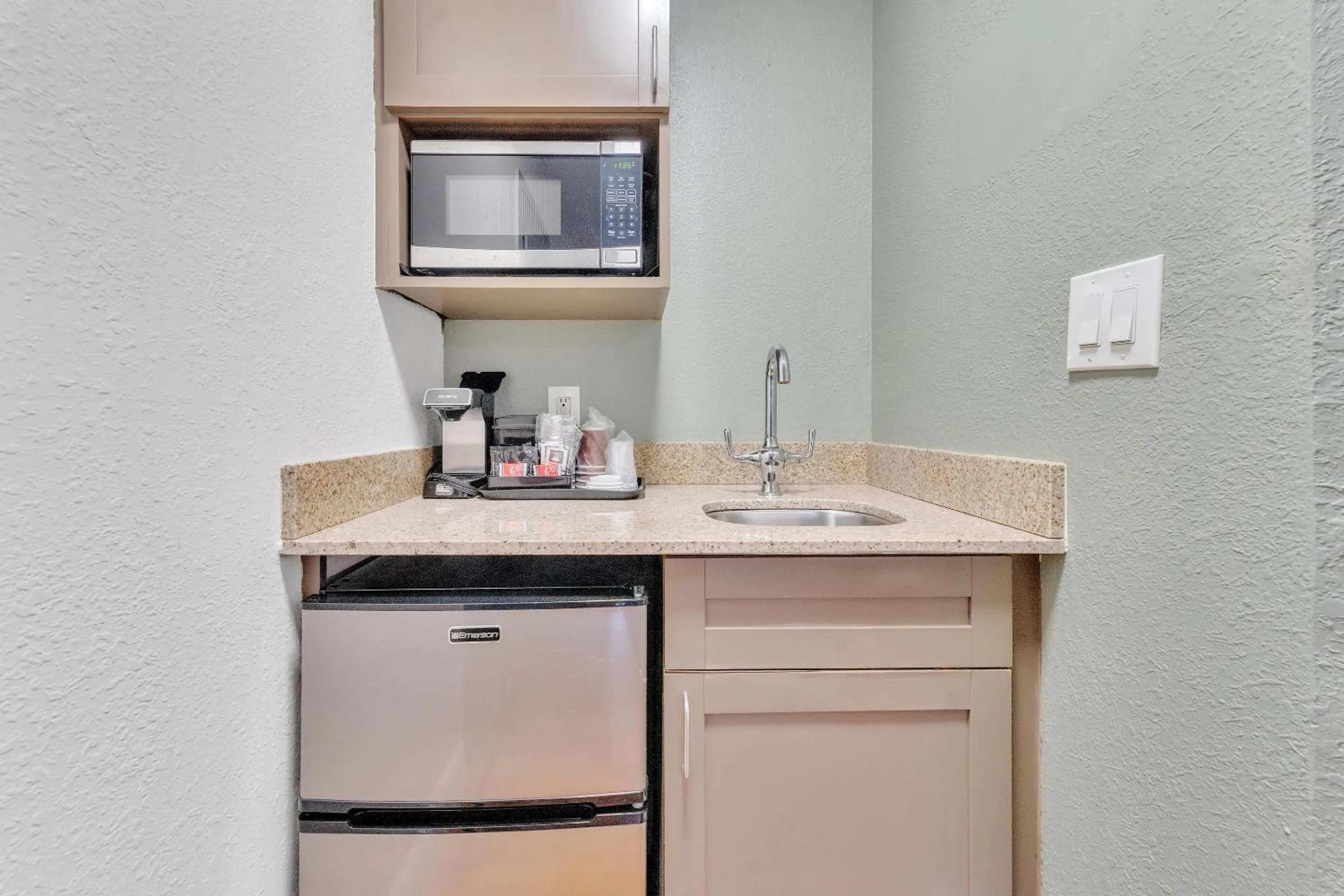 Bedroom in Rodeway Inn & Suites Fort Lauderdale Airport & Cruise Port