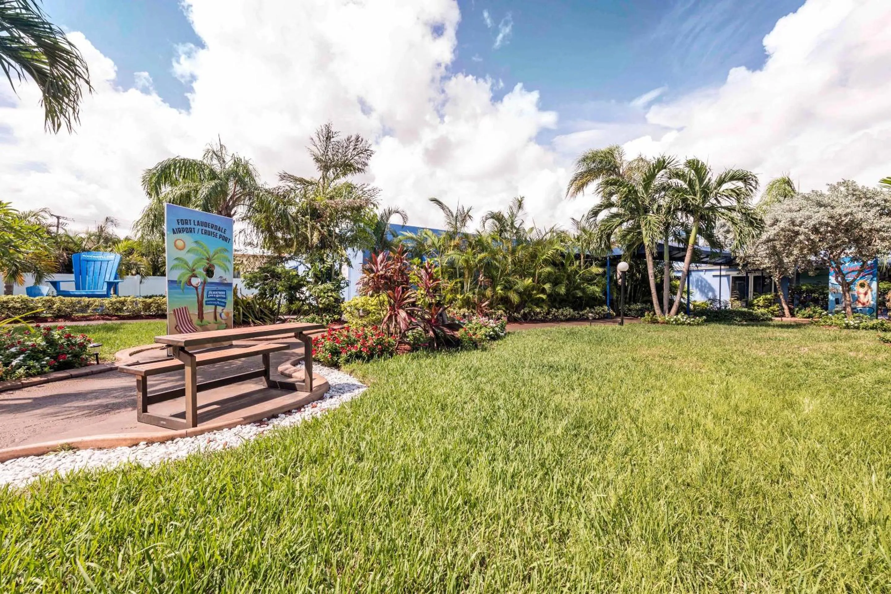 Swimming pool in Rodeway Inn & Suites Fort Lauderdale Airport & Cruise Port