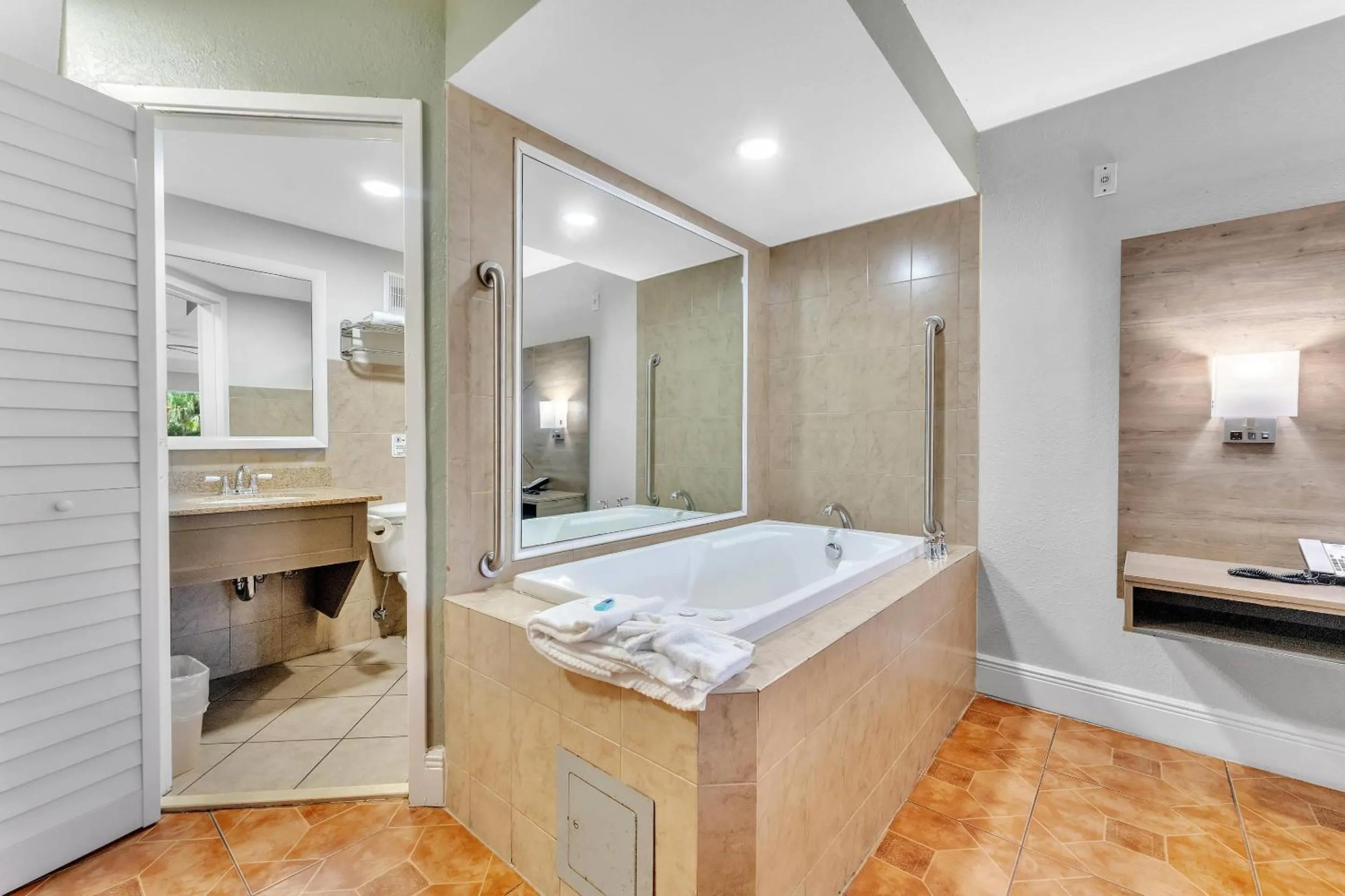 Bedroom in Rodeway Inn & Suites Fort Lauderdale Airport & Cruise Port