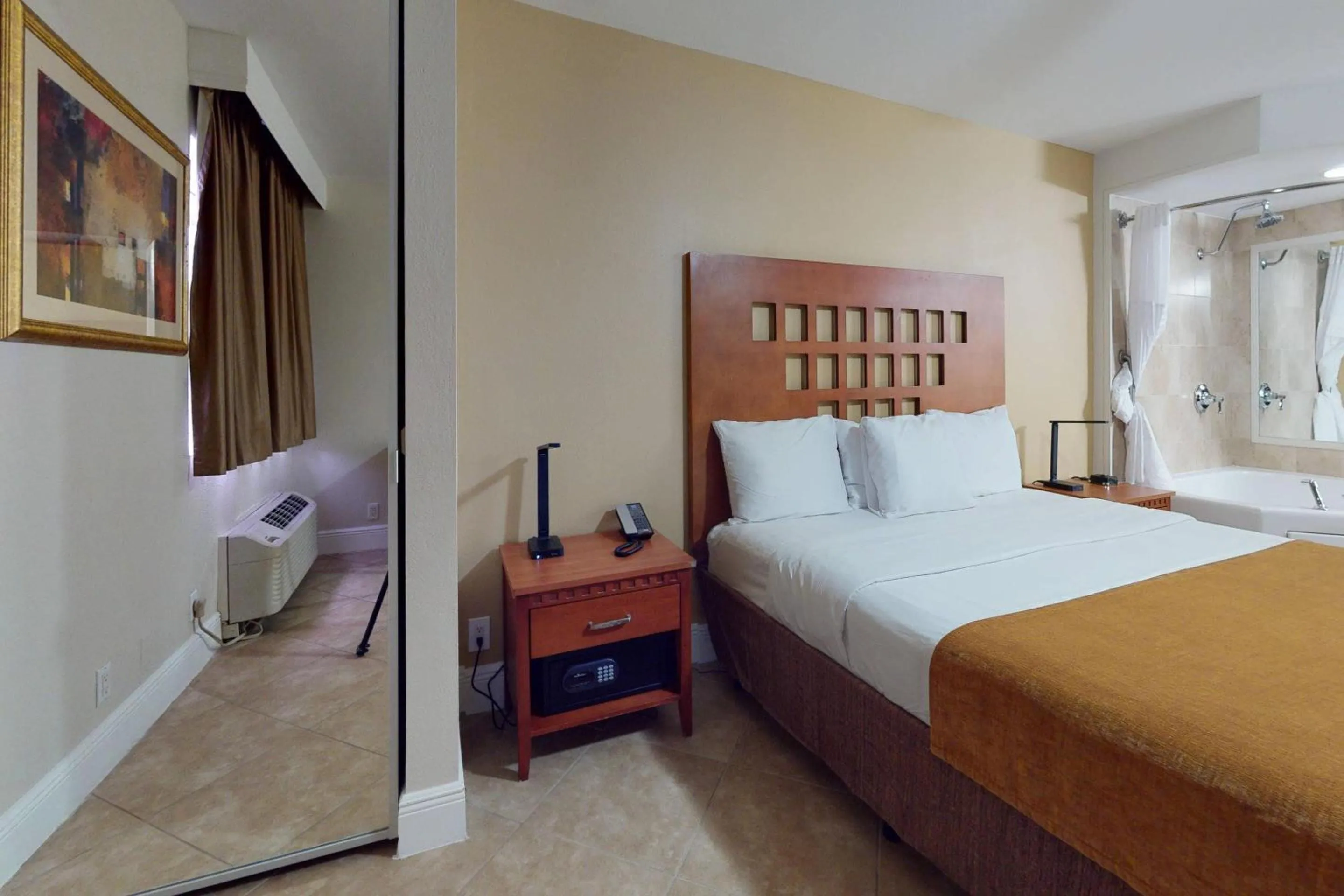 Bedroom, Bed in Rodeway Inn & Suites Fort Lauderdale Airport & Cruise Port