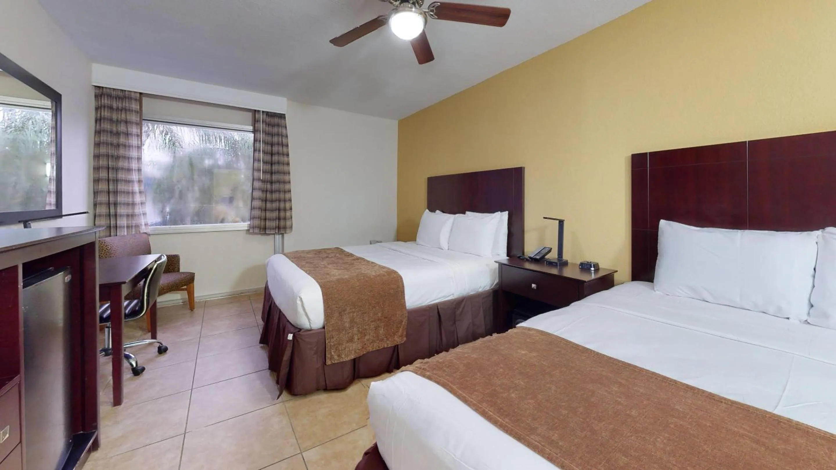 Bedroom, Bed in Rodeway Inn & Suites Fort Lauderdale Airport & Cruise Port