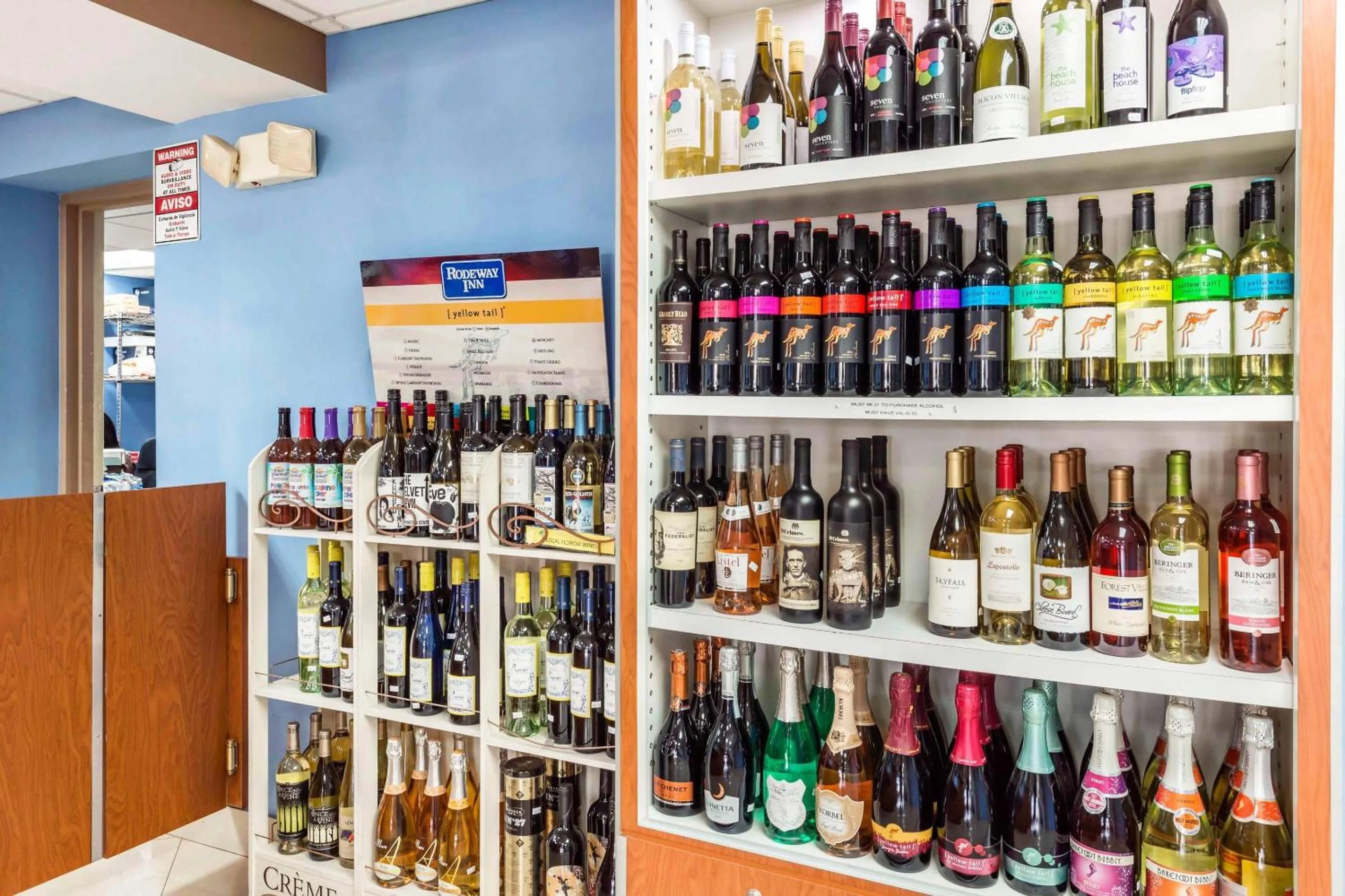 Lobby or reception in Rodeway Inn & Suites Fort Lauderdale Airport & Cruise Port