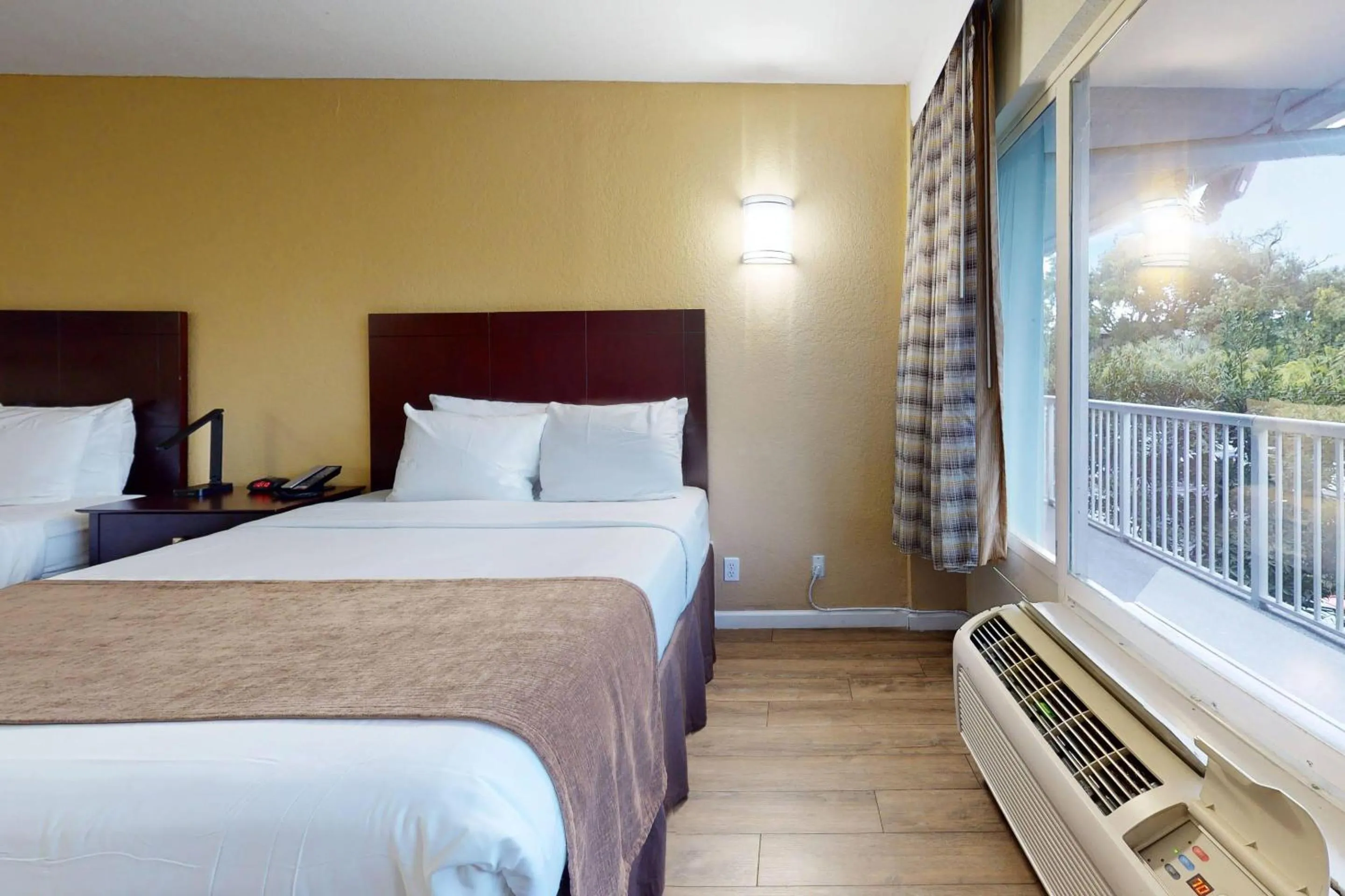Bedroom, Bed in Rodeway Inn & Suites Fort Lauderdale Airport & Cruise Port