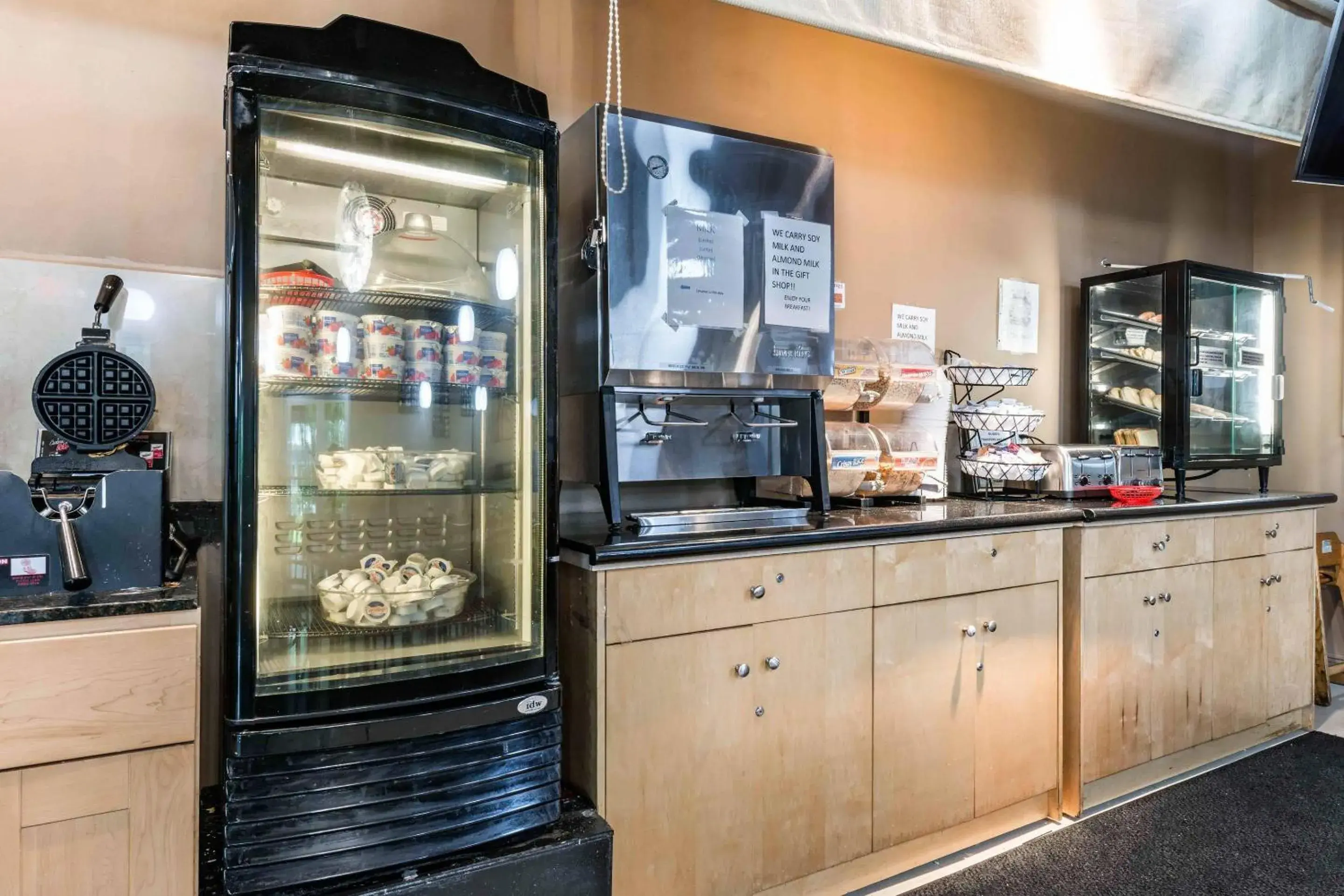 Breakfast in Rodeway Inn & Suites Fort Lauderdale Airport & Cruise Port Breakfast in Rodeway Inn & Suites Fort Lauderdale Airport & Cruise Port