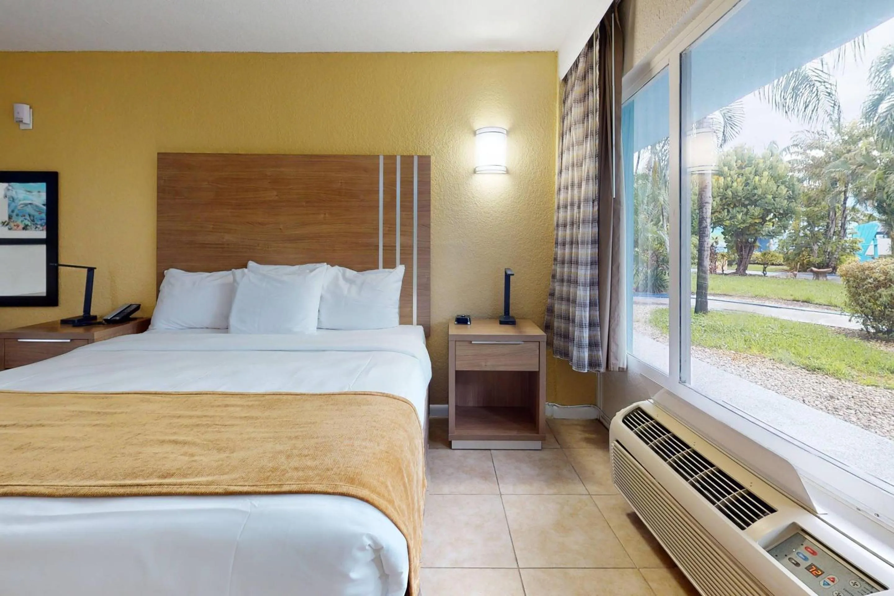 Bedroom, Bed in Rodeway Inn & Suites Fort Lauderdale Airport & Cruise Port