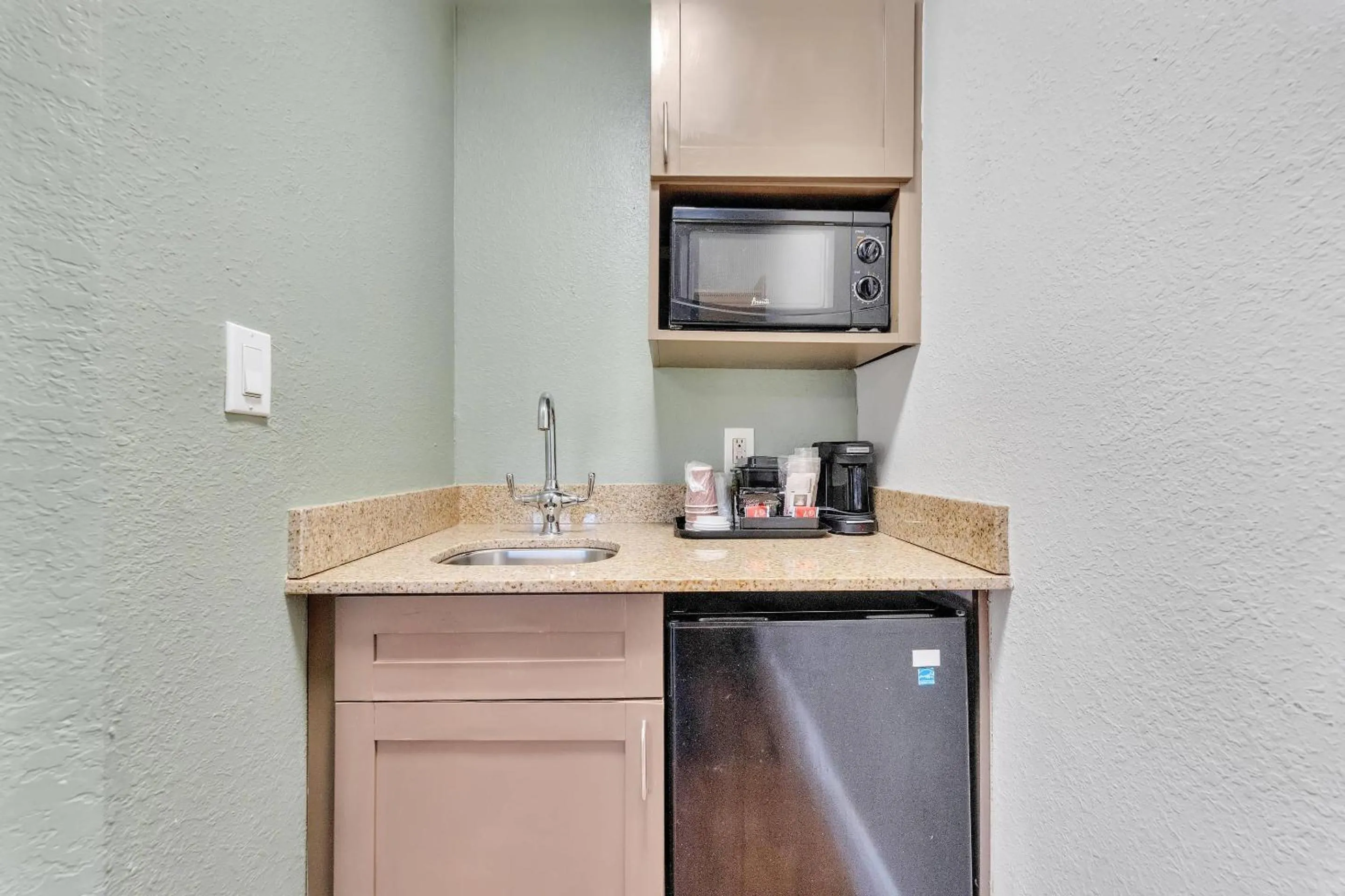 Bedroom in Rodeway Inn & Suites Fort Lauderdale Airport & Cruise Port