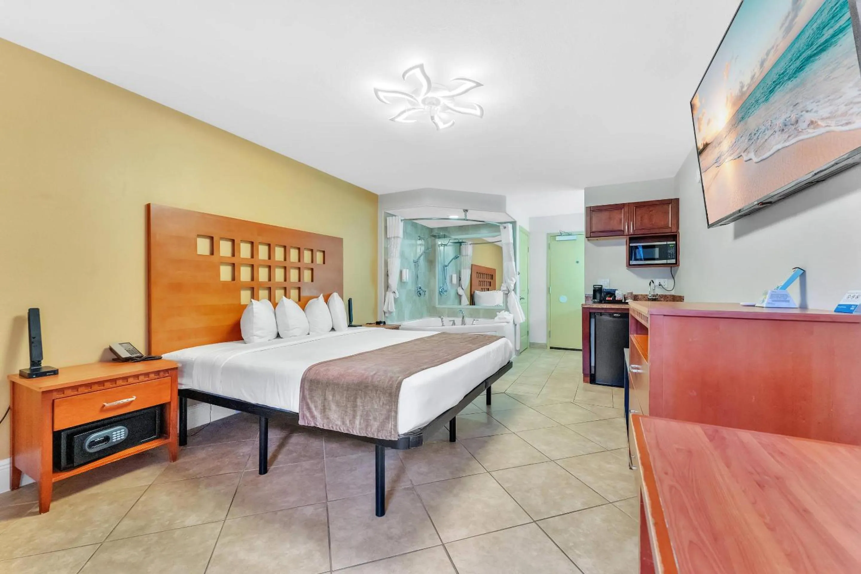 Bedroom, Bed in Rodeway Inn & Suites Fort Lauderdale Airport & Cruise Port