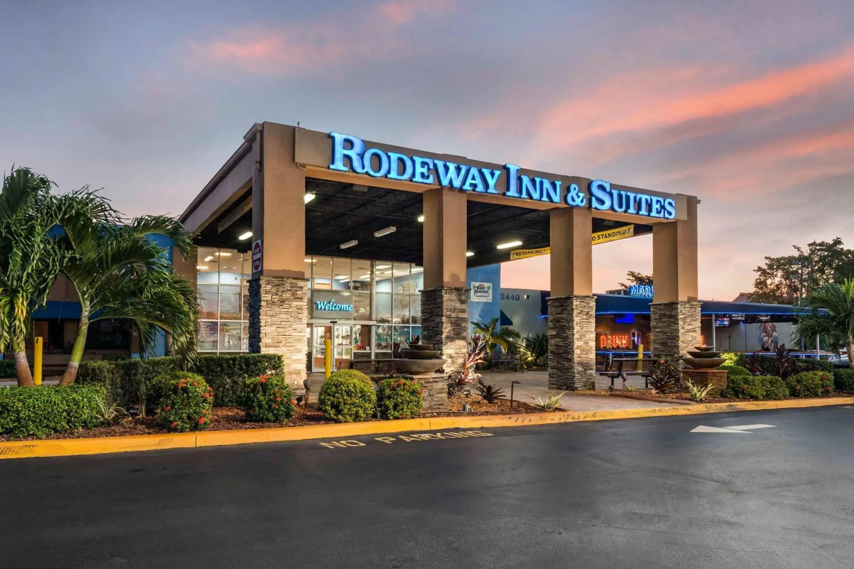 Property building in Rodeway Inn & Suites Fort Lauderdale Airport & Cruise Port Property building in Rodeway Inn & Suites Fort Lauderdale Airport & Cruise Port