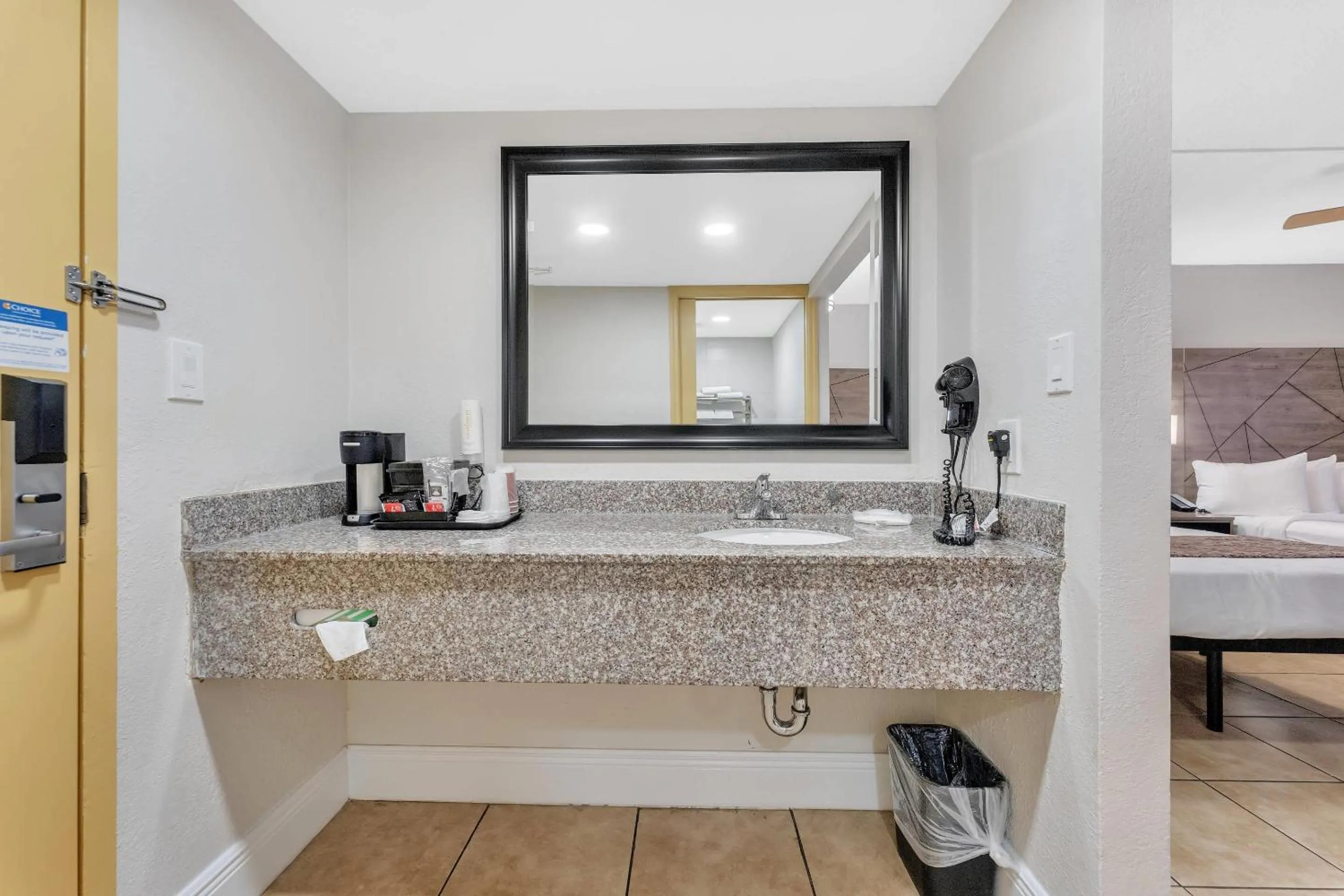 Bedroom, Bed in Rodeway Inn & Suites Fort Lauderdale Airport & Cruise Port