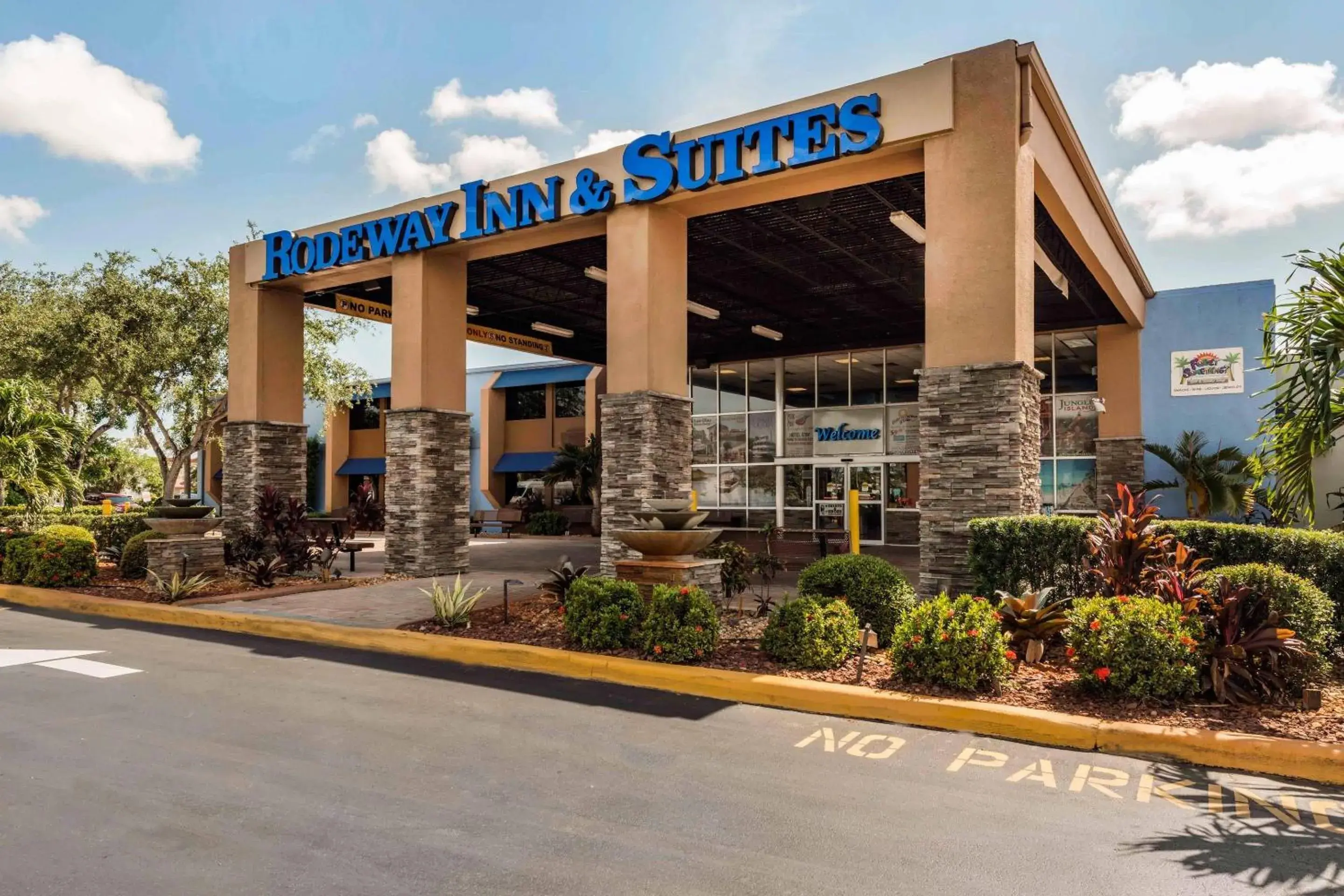 Property building in Rodeway Inn & Suites Fort Lauderdale Airport & Cruise Port Property building in Rodeway Inn & Suites Fort Lauderdale Airport & Cruise Port