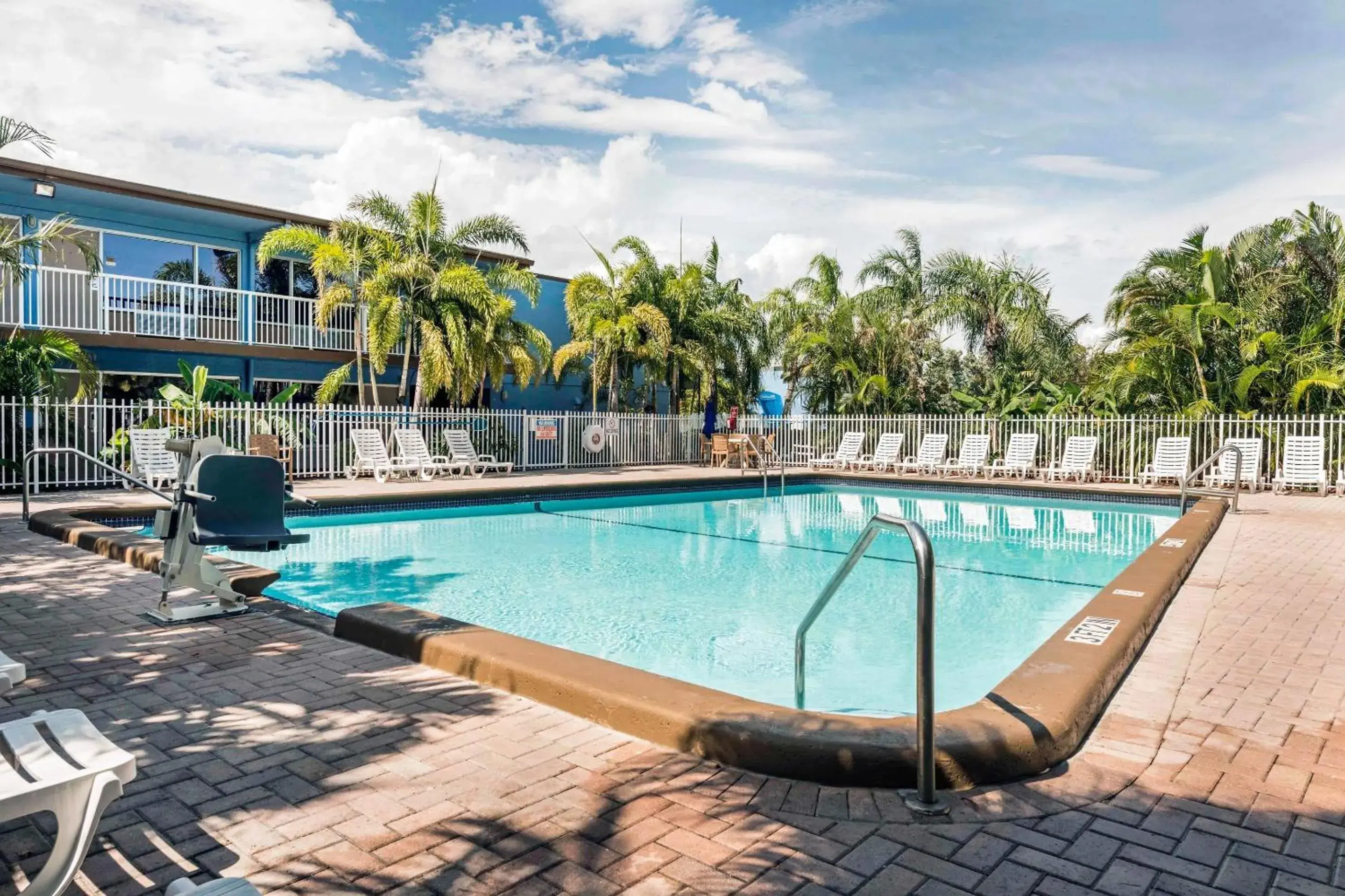 Swimming pool in Rodeway Inn & Suites Fort Lauderdale Airport & Cruise Port Swimming pool in Rodeway Inn & Suites Fort Lauderdale Airport & Cruise Port