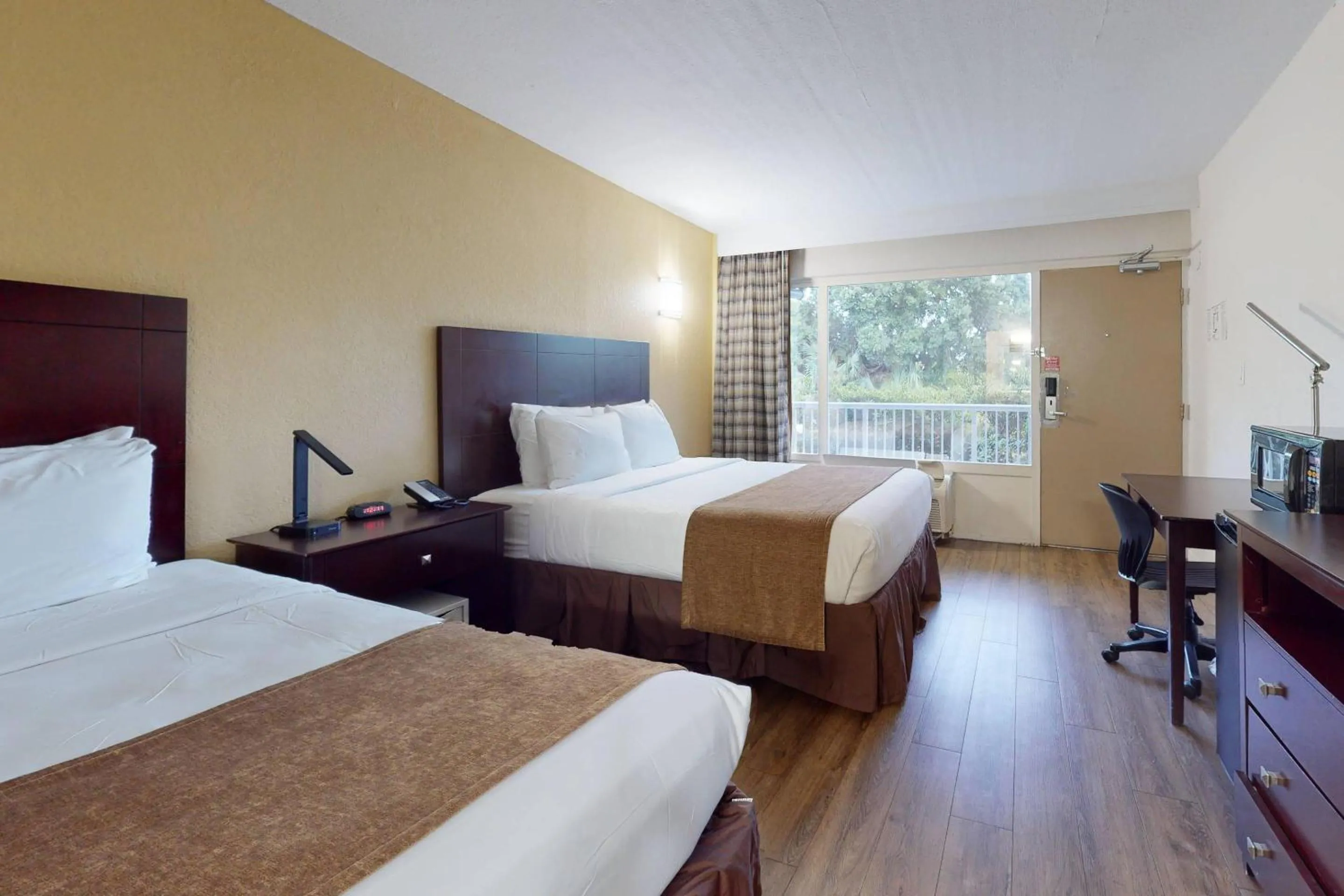 Bedroom, Bed in Rodeway Inn & Suites Fort Lauderdale Airport & Cruise Port