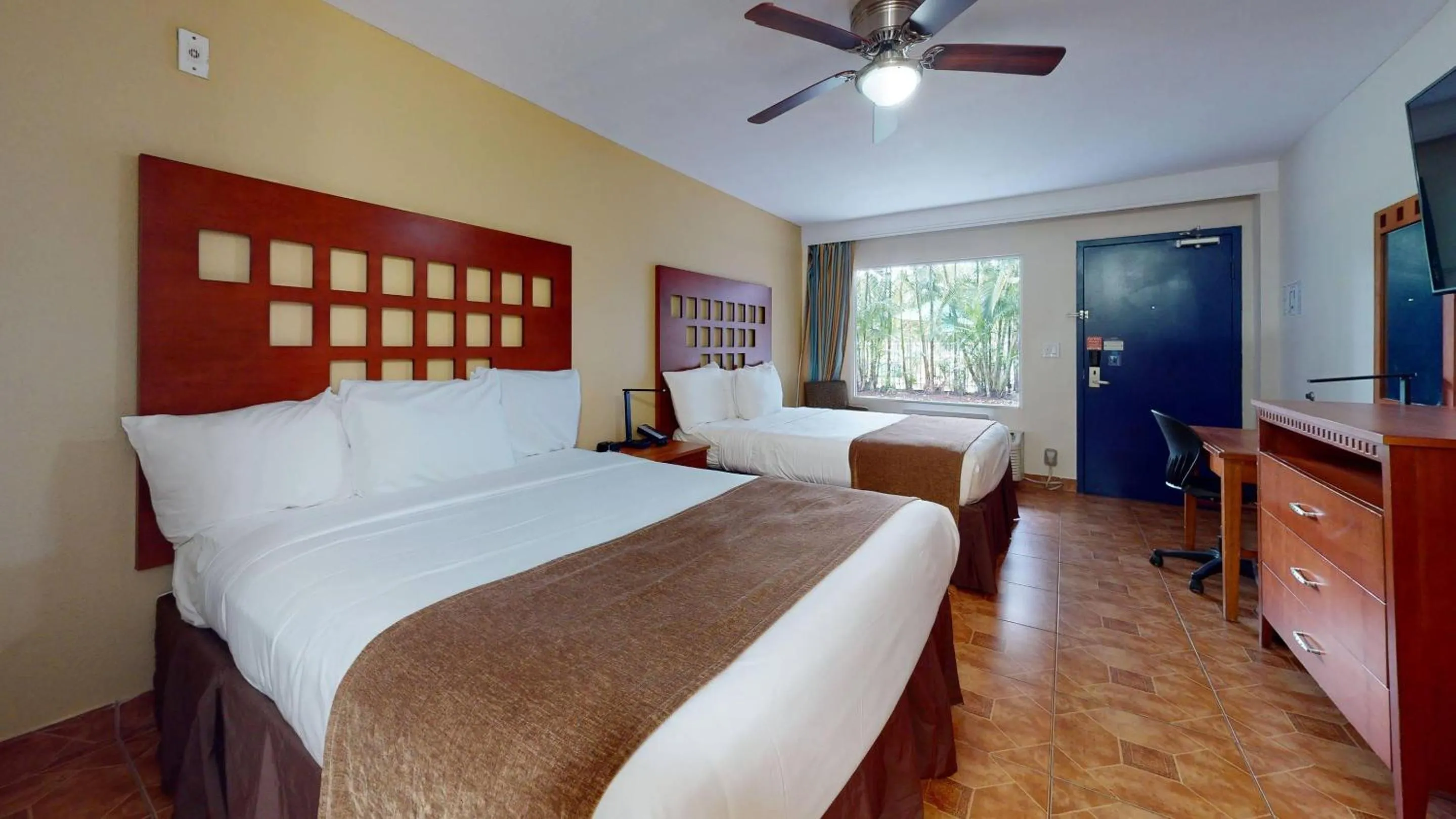 Bedroom, Bed in Rodeway Inn & Suites Fort Lauderdale Airport & Cruise Port
