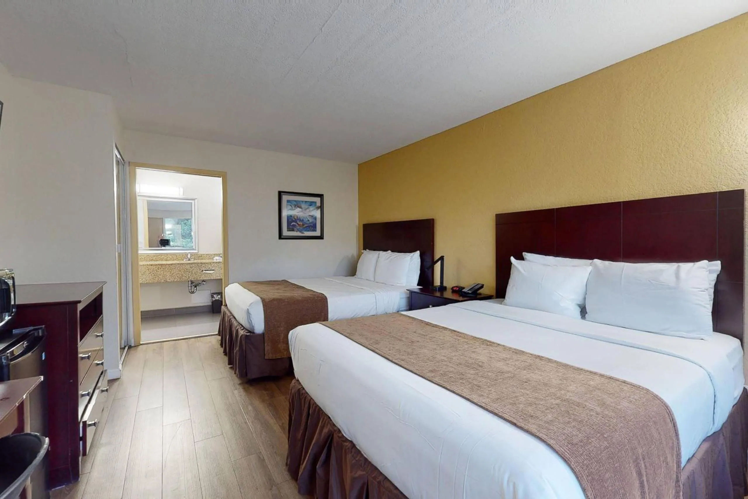Bedroom, Bed in Rodeway Inn & Suites Fort Lauderdale Airport & Cruise Port