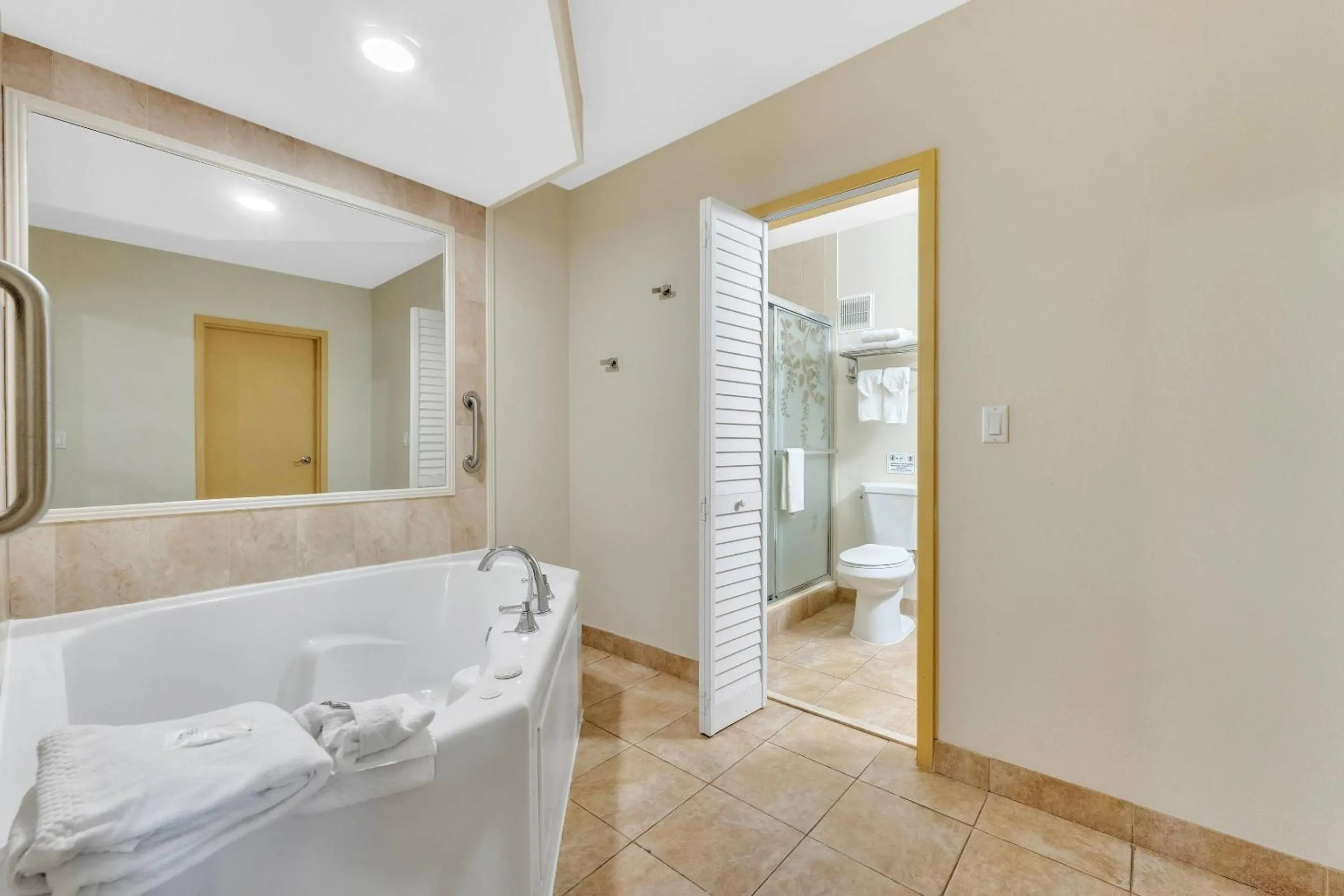 Bedroom, Bed in Rodeway Inn & Suites Fort Lauderdale Airport & Cruise Port