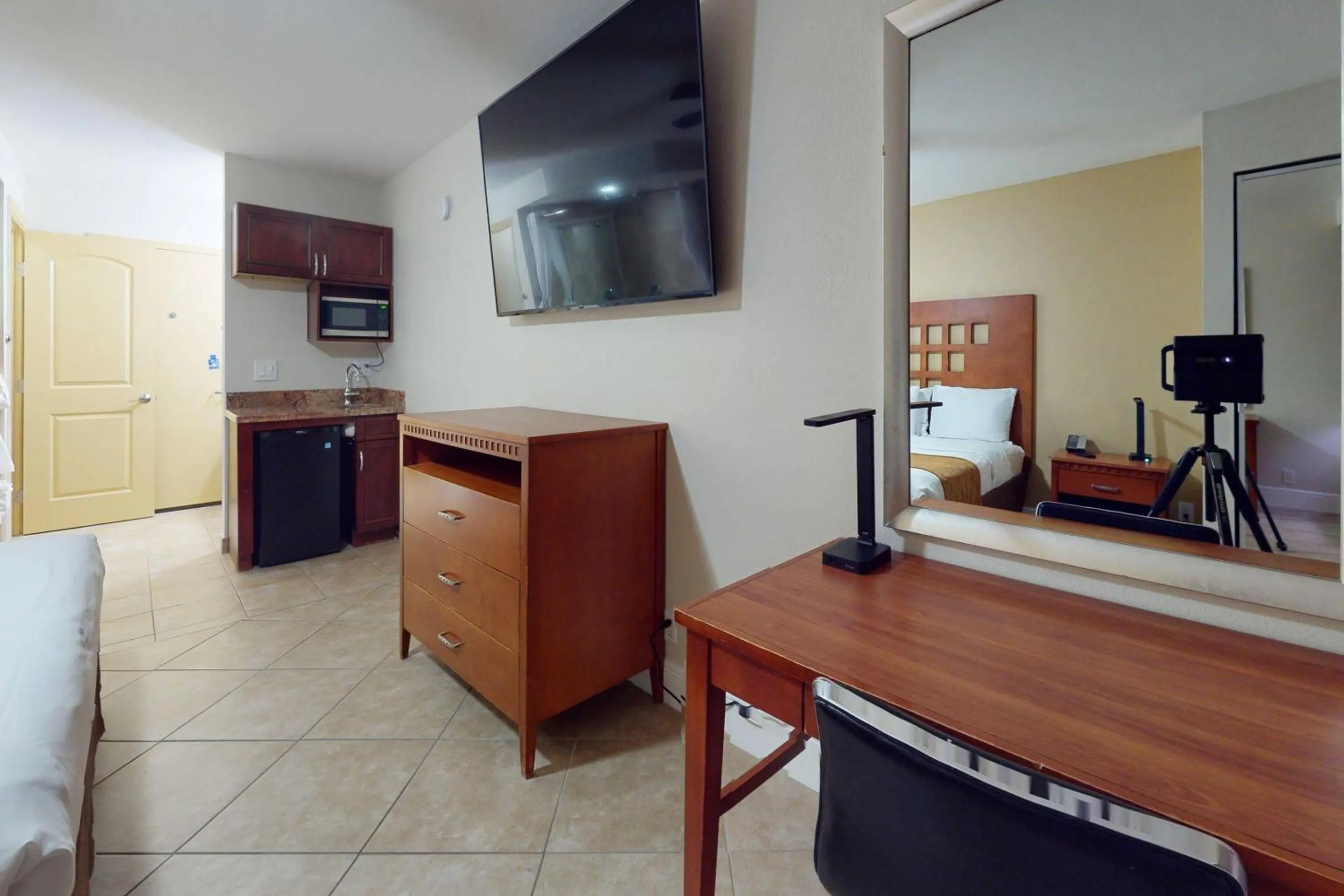Bedroom in Rodeway Inn & Suites Fort Lauderdale Airport & Cruise Port