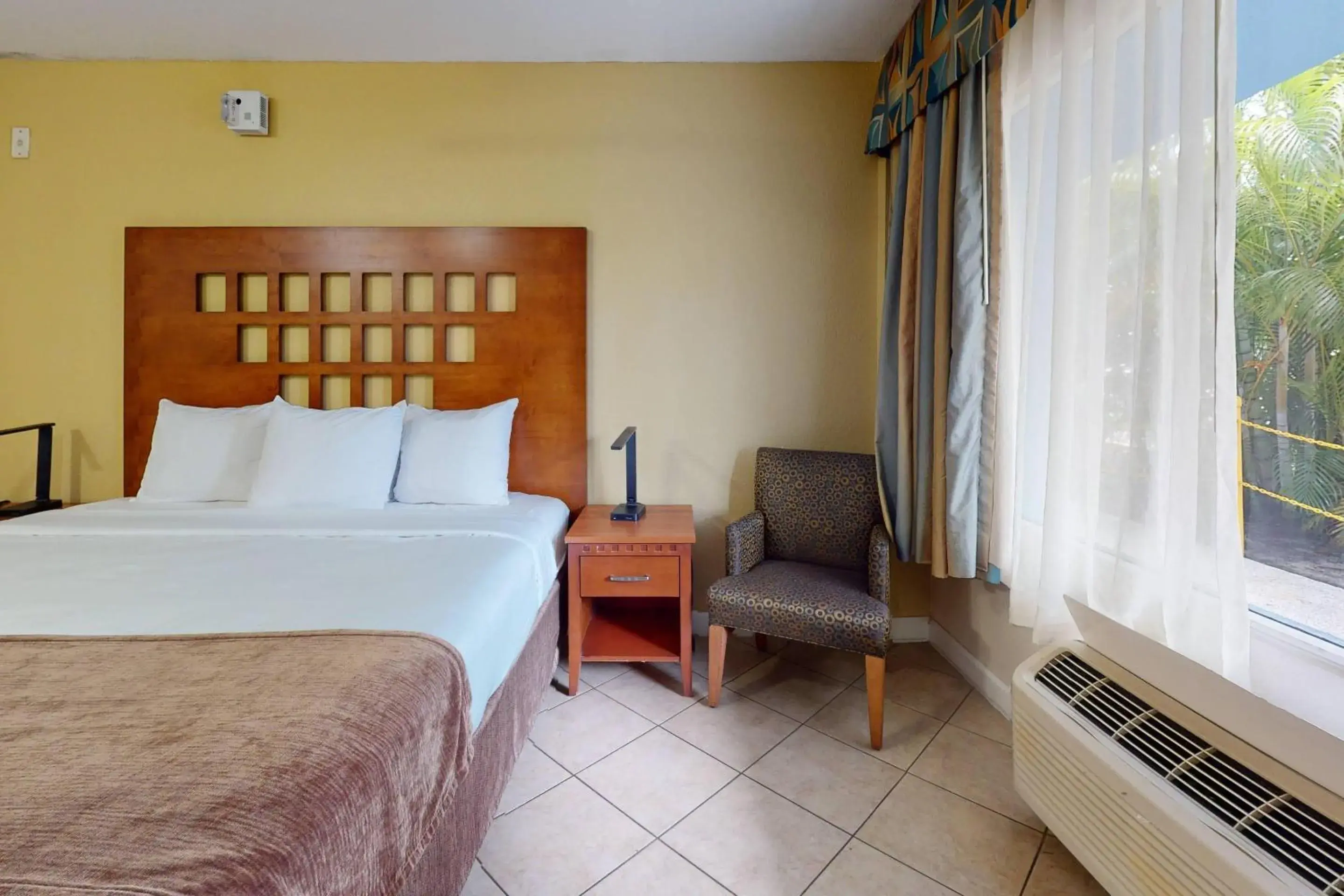 Bedroom, Bed in Rodeway Inn & Suites Fort Lauderdale Airport & Cruise Port Bedroom, Bed in Rodeway Inn & Suites Fort Lauderdale Airport & Cruise Port