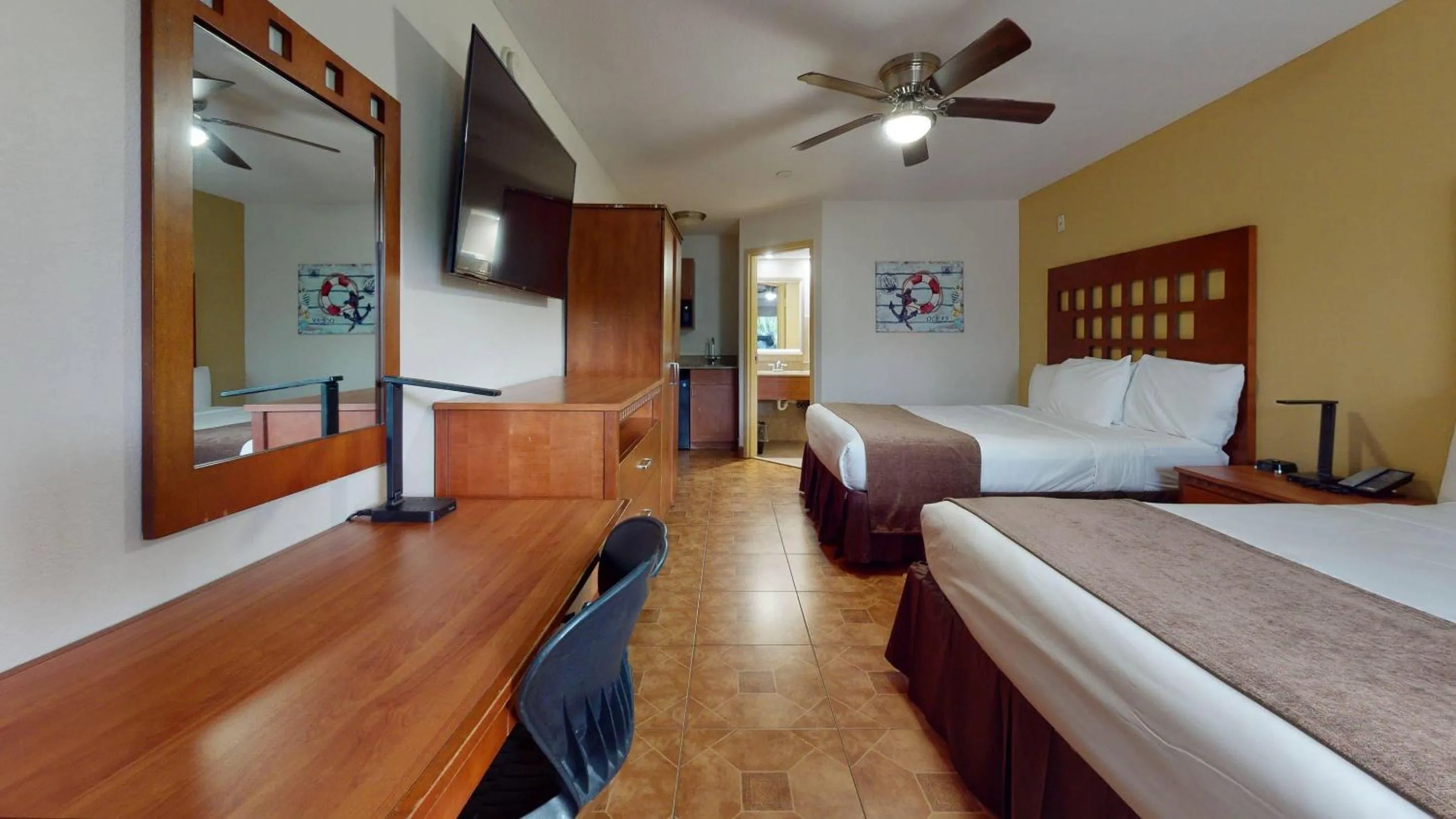 Bedroom, Bed in Rodeway Inn & Suites Fort Lauderdale Airport & Cruise Port