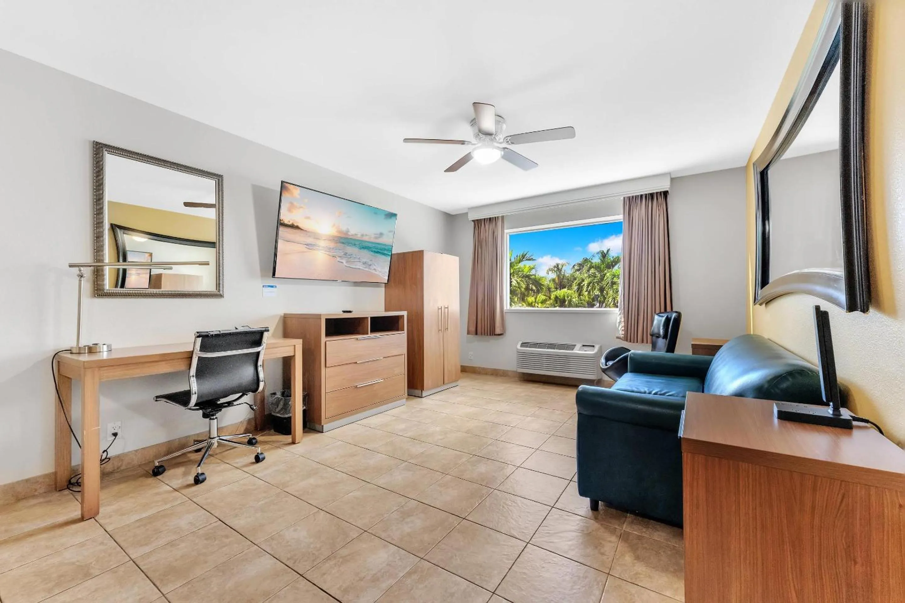 Bedroom in Rodeway Inn & Suites Fort Lauderdale Airport & Cruise Port